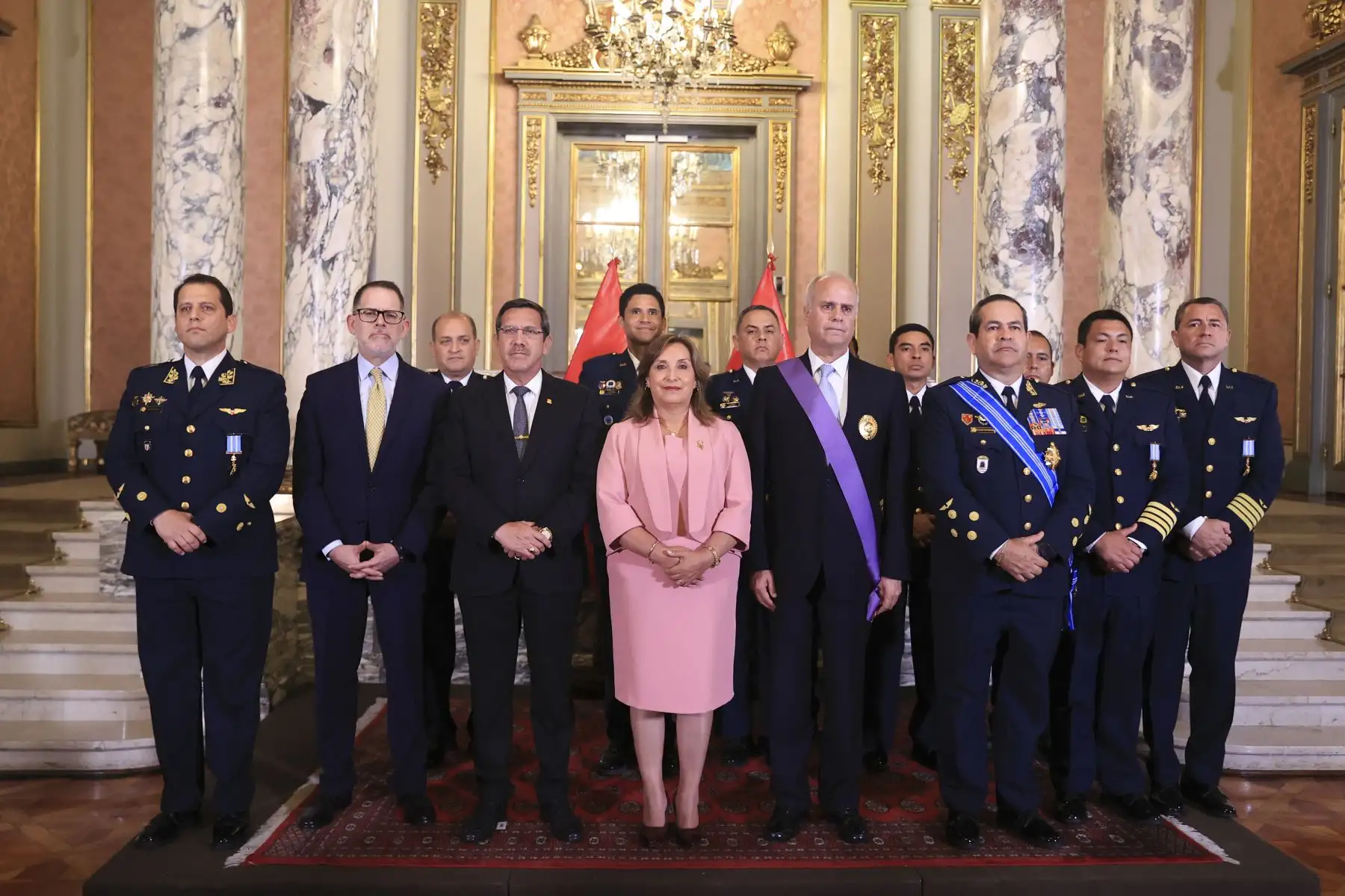 La presidenta Dina Boluarte condecoró con la Orden al Mérito por servicios Distinguidos, en el grado de Gran Cruz, al embajador Manuel José Antonio Cacho-Sousa Velásquez, por su labor en la atención y rescate de los peruanos que se encontraban en Israel. Foto: ANDINA/Prensa Presidencia
