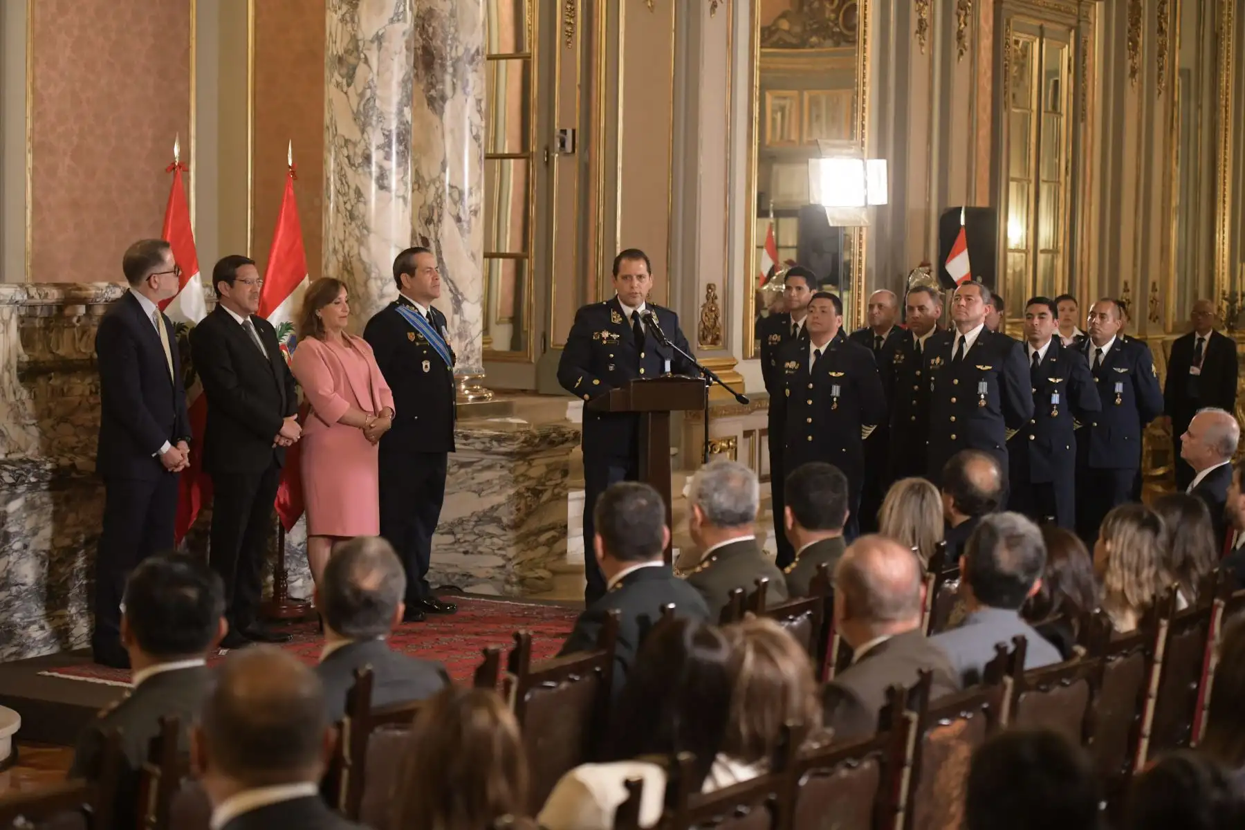 La presidenta Dina Boluarte condecoró con la Orden al Mérito por servicios Distinguidos, en el grado de Gran Cruz, al embajador Manuel José Antonio Cacho-Sousa Velásquez, por su labor en la atención y rescate de los peruanos que se encontraban en Israel. Foto: ANDINA/Prensa Presidencia