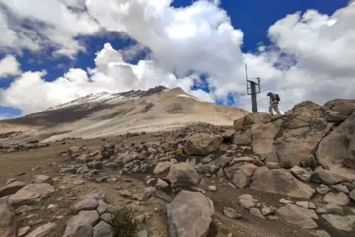 El IGP aconseja a la población no acercarse a un radio menor de 2 kilómetros del cráter del Ubinas y evitar todo tipo de ascenso hacia su cima. Foto: IGP.