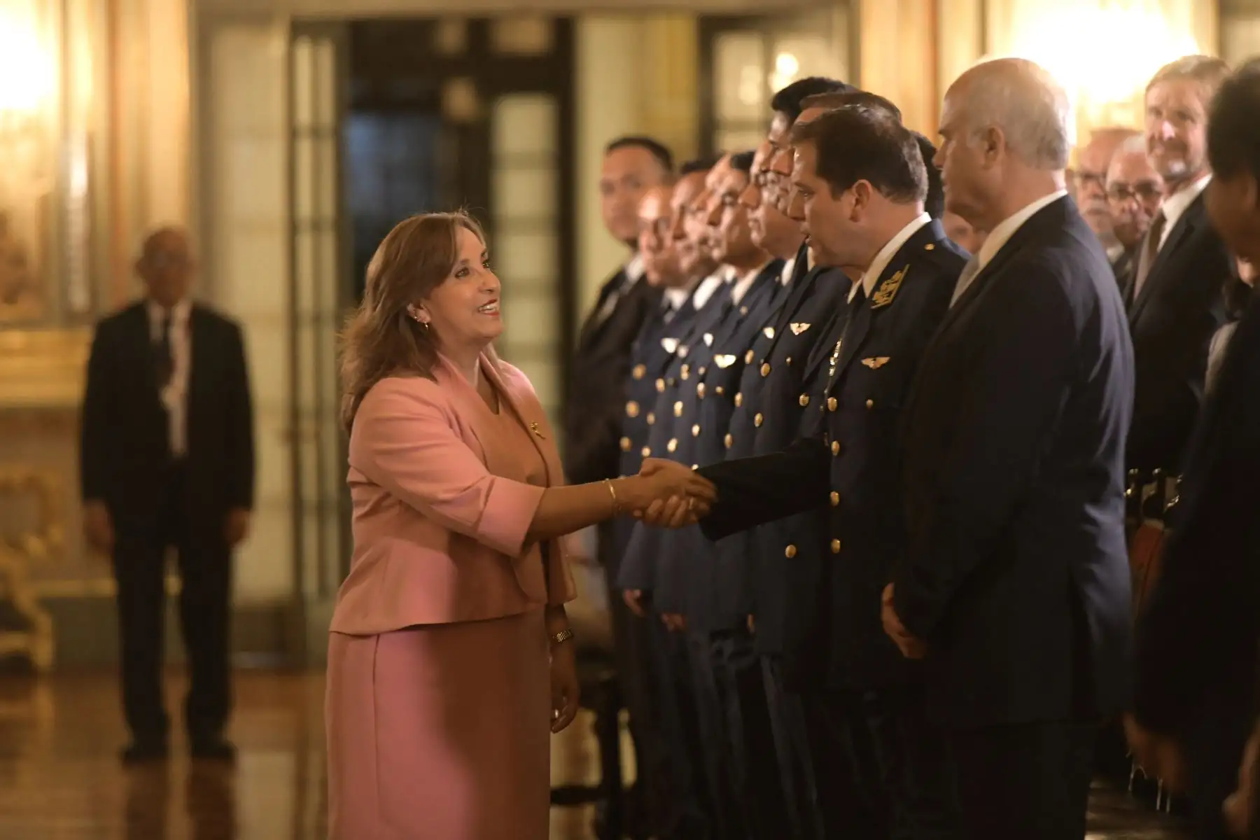 La presidenta Dina Boluarte condecoró con la Orden al Mérito por servicios Distinguidos, en el grado de Gran Cruz, al embajador Manuel José Antonio Cacho-Sousa Velásquez, por su labor en la atención y rescate de los peruanos que se encontraban en Israel. Foto: ANDINA/Prensa Presidencia