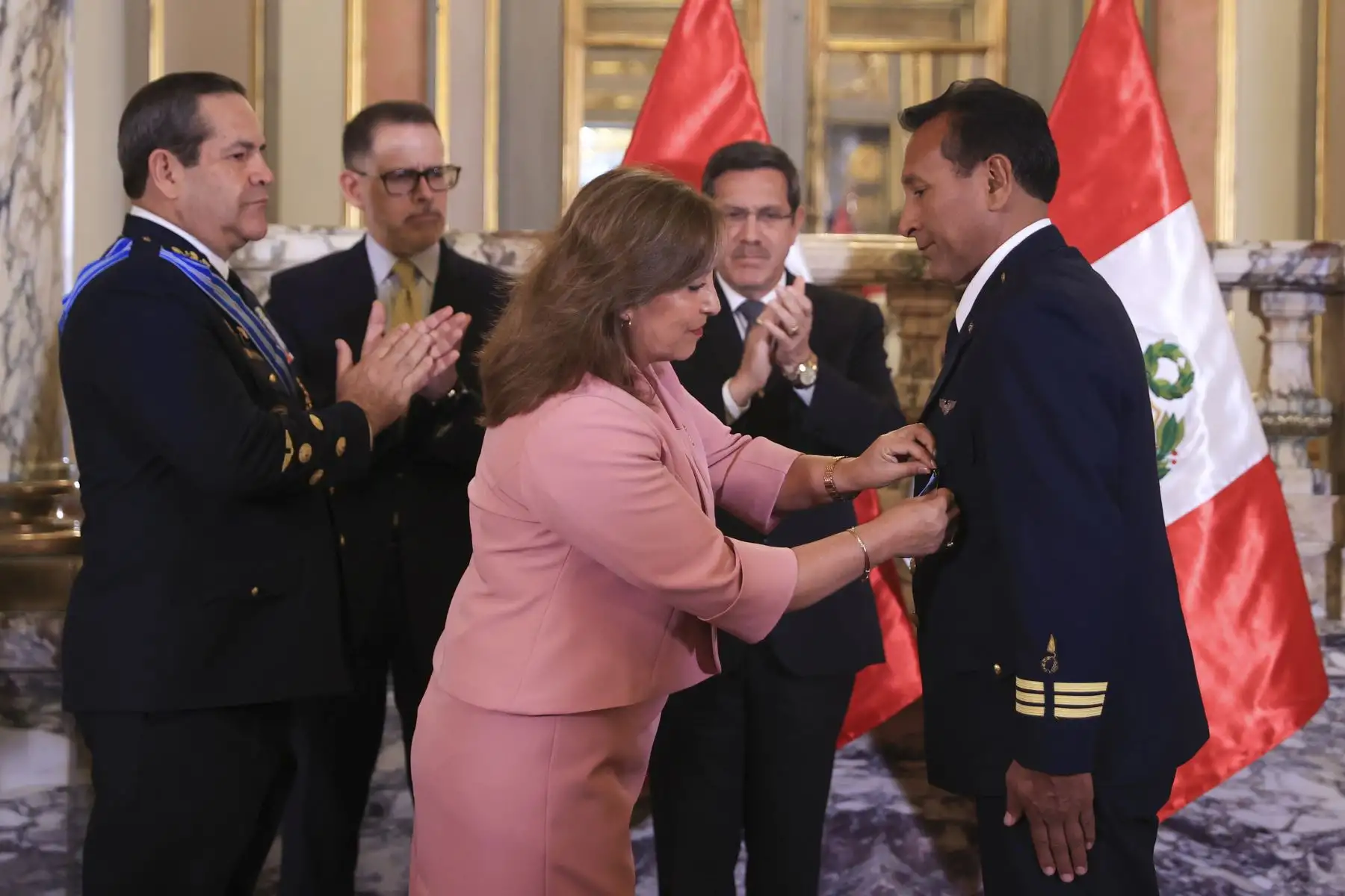 La presidenta Dina Boluarte condecoró con la Orden al Mérito por servicios Distinguidos, en el grado de Gran Cruz, al embajador Manuel José Antonio Cacho-Sousa Velásquez, por su labor en la atención y rescate de los peruanos que se encontraban en Israel. Foto: ANDINA/Prensa Presidencia
