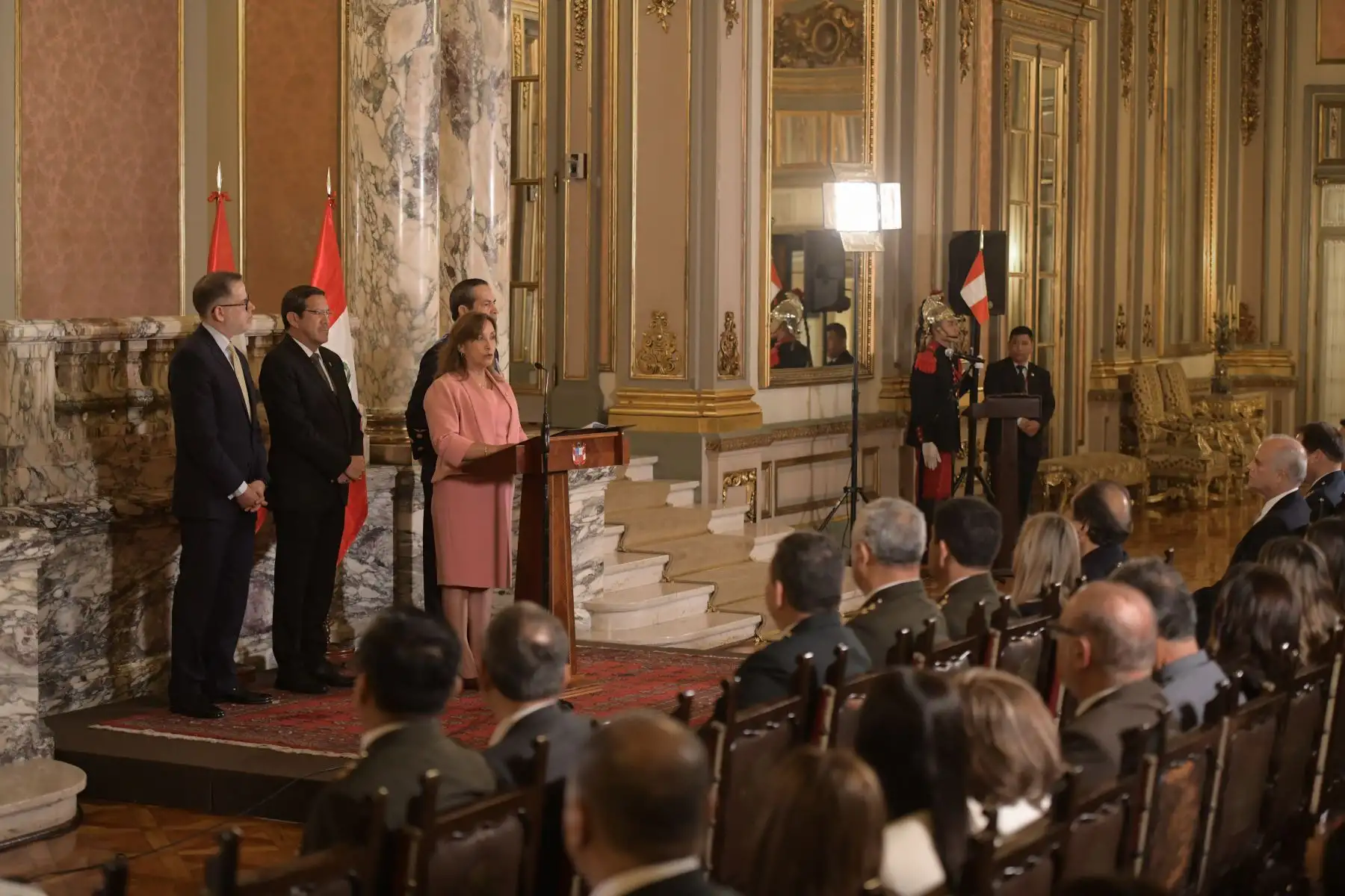 La presidenta Dina Boluarte condecoró con la Orden al Mérito por servicios Distinguidos, en el grado de Gran Cruz, al embajador Manuel José Antonio Cacho-Sousa Velásquez, por su labor en la atención y rescate de los peruanos que se encontraban en Israel. Foto: ANDINA/Prensa Presidencia