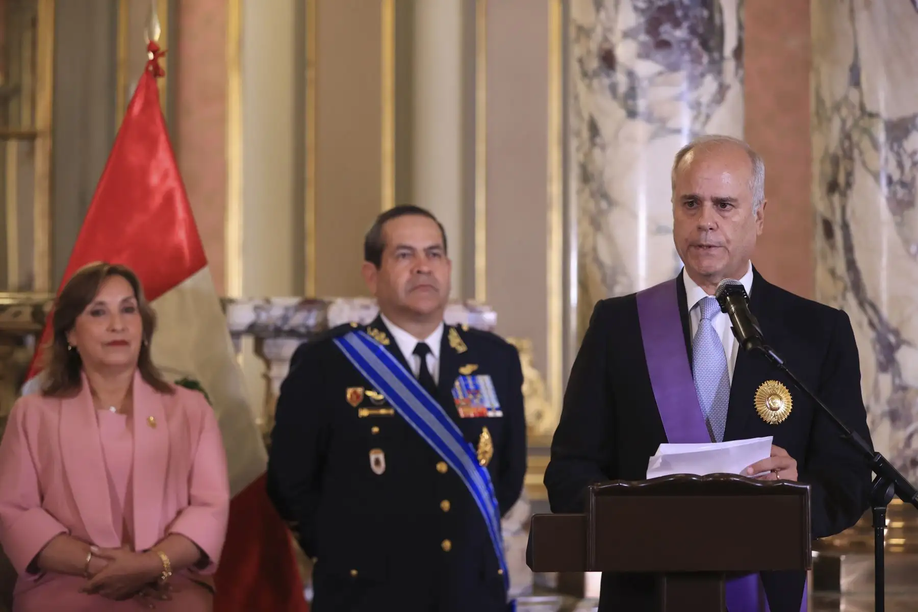 La presidenta Dina Boluarte condecoró con la Orden al Mérito por servicios Distinguidos, en el grado de Gran Cruz, al embajador Manuel José Antonio Cacho-Sousa Velásquez, por su labor en la atención y rescate de los peruanos que se encontraban en Israel. Foto: ANDINA/Prensa Presidencia
