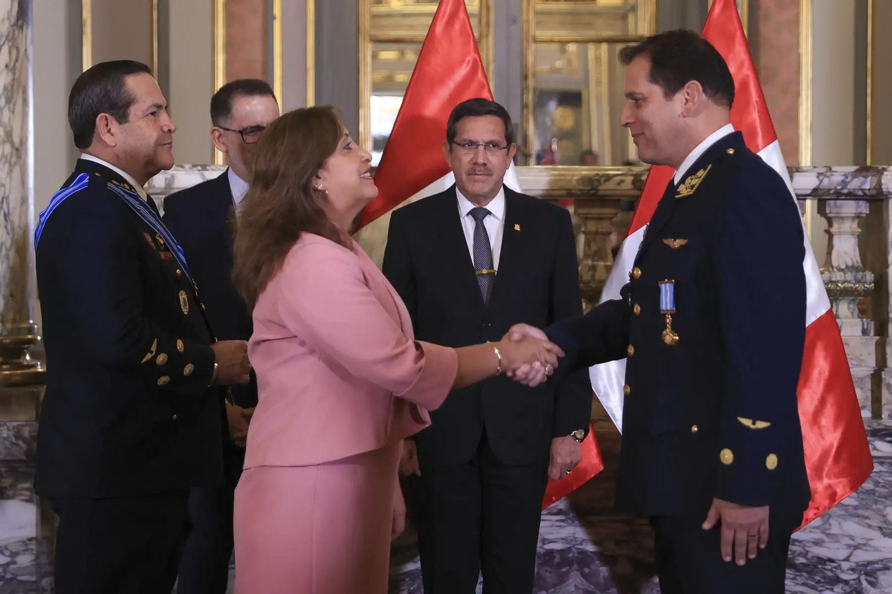 La presidenta Dina Boluarte condecoró con la Orden al Mérito por servicios Distinguidos, en el grado de Gran Cruz, al embajador Manuel José Antonio Cacho-Sousa Velásquez, por su labor en la atención y rescate de los peruanos que se encontraban en Israel. Foto: ANDINA/Prensa Presidencia