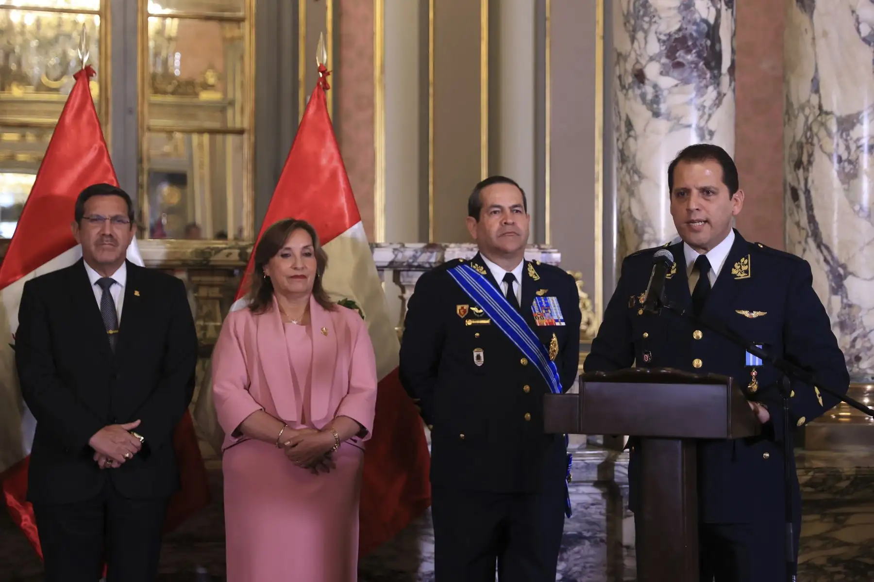 La presidenta Dina Boluarte condecoró con la Orden al Mérito por servicios Distinguidos, en el grado de Gran Cruz, al embajador Manuel José Antonio Cacho-Sousa Velásquez, por su labor en la atención y rescate de los peruanos que se encontraban en Israel. Foto: ANDINA/Prensa Presidencia