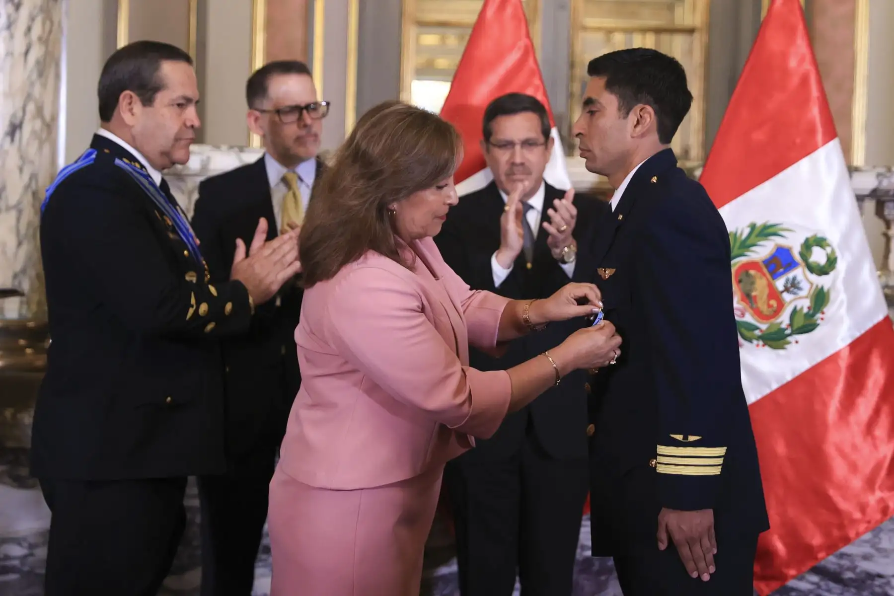 La presidenta Dina Boluarte condecoró con la Orden al Mérito por servicios Distinguidos, en el grado de Gran Cruz, al embajador Manuel José Antonio Cacho-Sousa Velásquez, por su labor en la atención y rescate de los peruanos que se encontraban en Israel. Foto: ANDINA/Prensa Presidencia