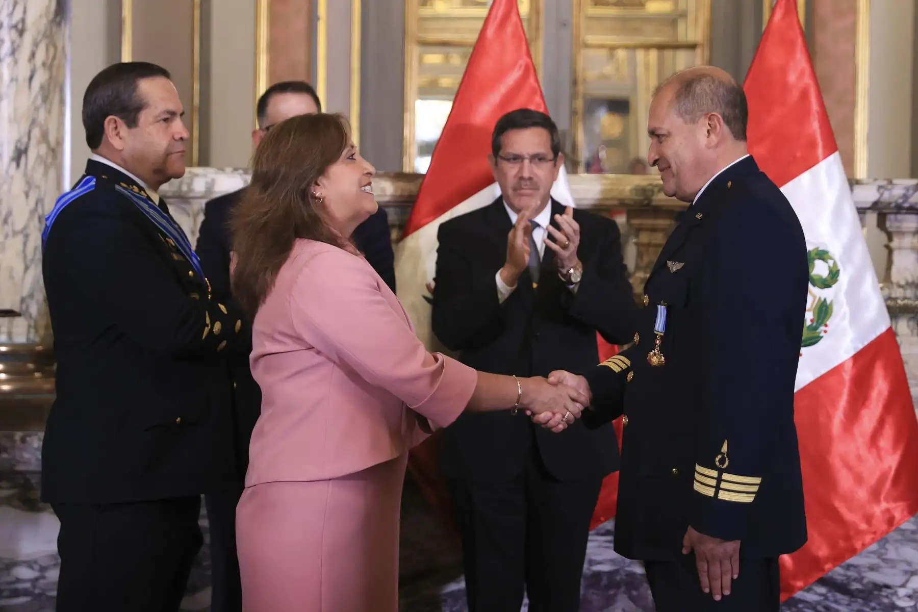 La presidenta Dina Boluarte condecoró con la Orden al Mérito por servicios Distinguidos, en el grado de Gran Cruz, al embajador Manuel José Antonio Cacho-Sousa Velásquez, por su labor en la atención y rescate de los peruanos que se encontraban en Israel. Foto: ANDINA/Prensa Presidencia