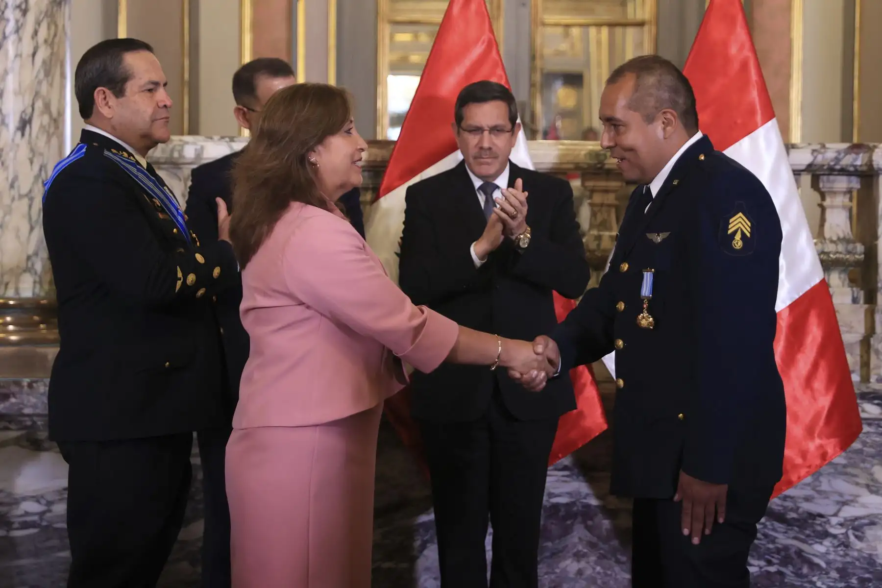 La presidenta Dina Boluarte condecoró con la Orden al Mérito por servicios Distinguidos, en el grado de Gran Cruz, al embajador Manuel José Antonio Cacho-Sousa Velásquez, por su labor en la atención y rescate de los peruanos que se encontraban en Israel. Foto: ANDINA/Prensa Presidencia