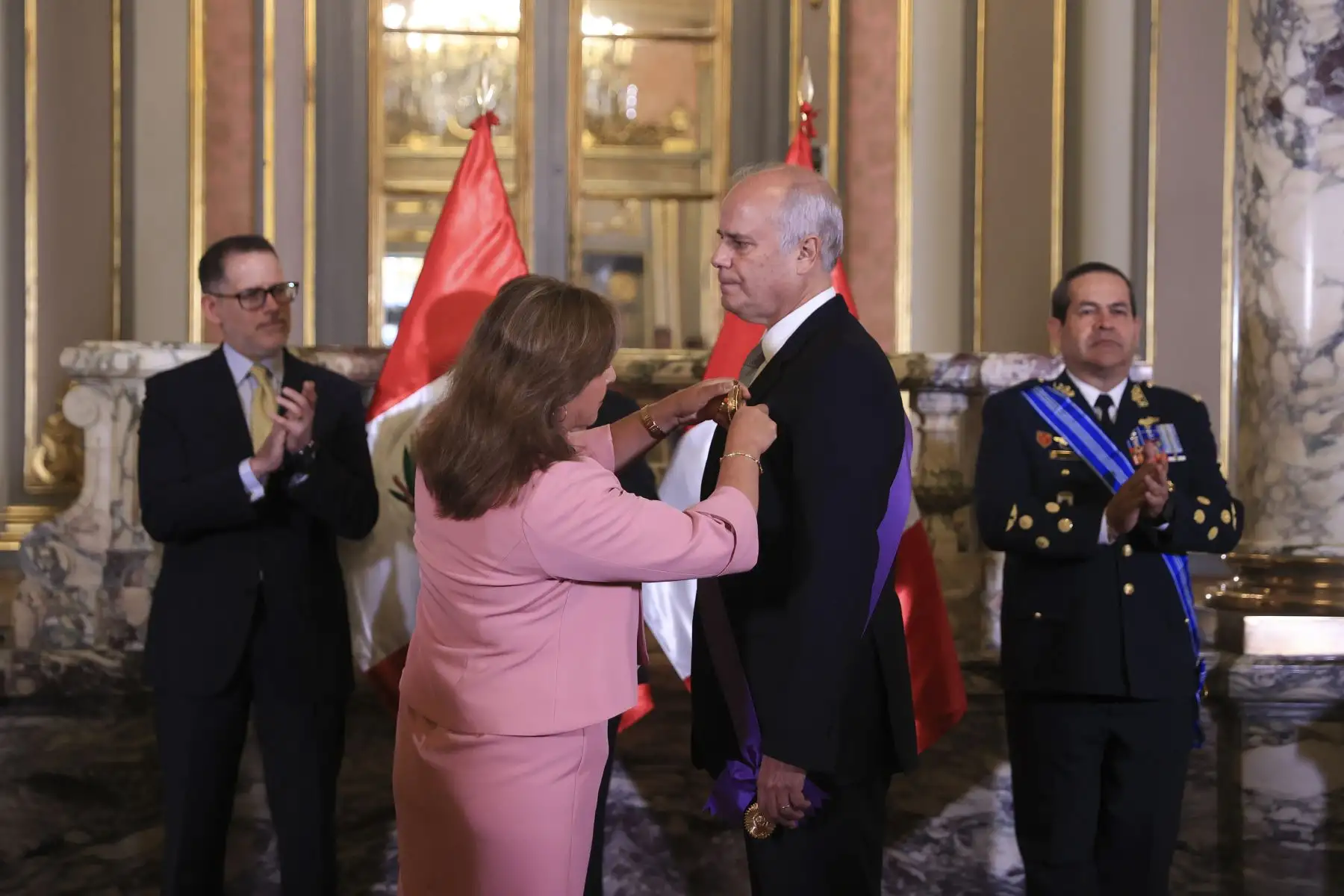 La presidenta Dina Boluarte condecoró con la Orden al Mérito por servicios Distinguidos, en el grado de Gran Cruz, al embajador Manuel José Antonio Cacho-Sousa Velásquez, por su labor en la atención y rescate de los peruanos que se encontraban en Israel. Foto: ANDINA/Prensa Presidencia