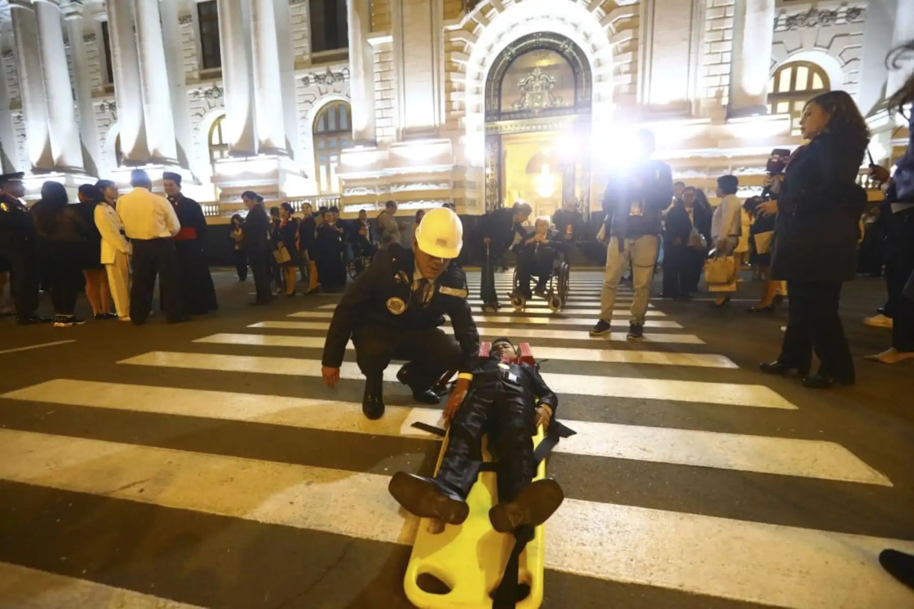 El Parlamento Nacional participó en el Tercer Simulacro Nacional Multipeligro con la finalidad de estar preparados ante cualquier incidente. ¡La prevención es fundamental . Foto: Congreso de la República