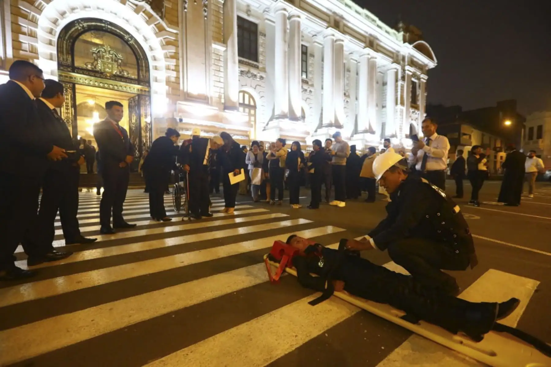 El Parlamento Nacional participó en el Tercer Simulacro Nacional Multipeligro con la finalidad de estar preparados ante cualquier incidente. ¡La prevención es fundamental . Foto: Congreso de la República