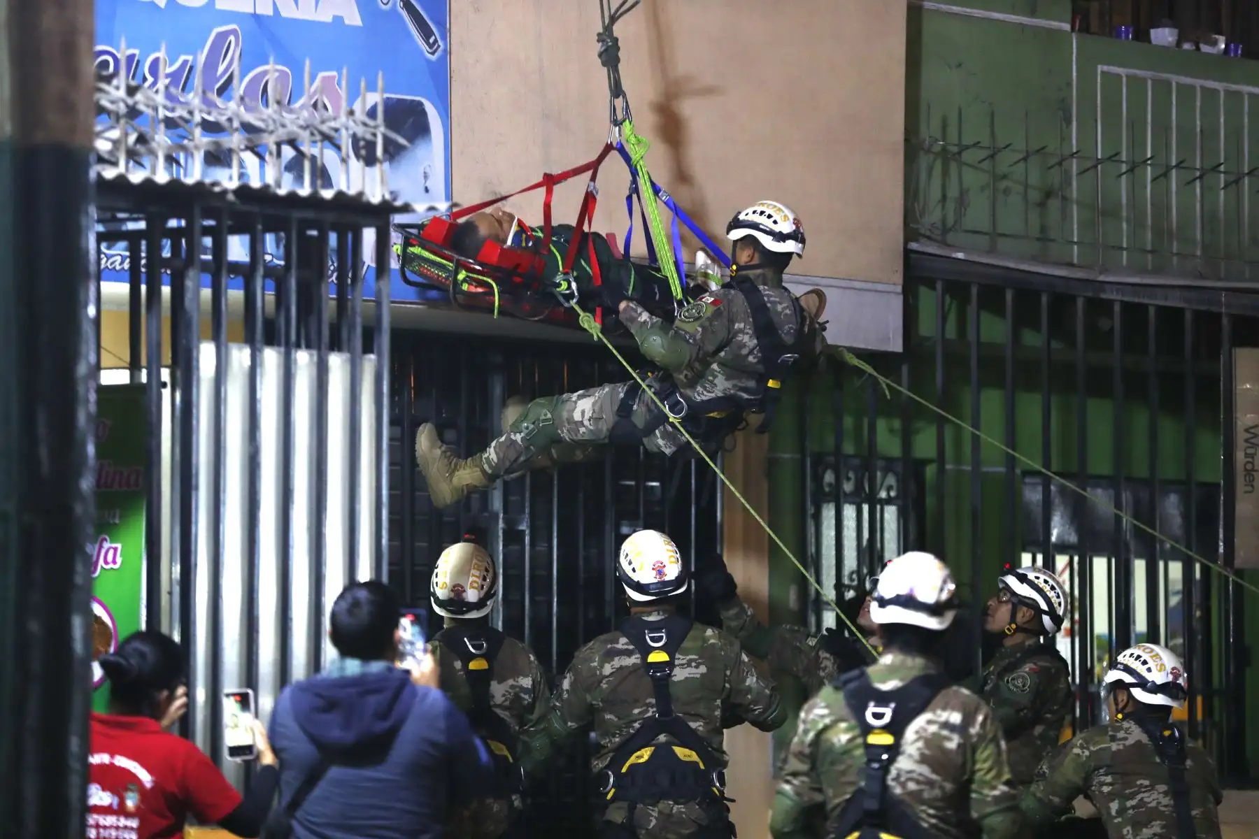 En el Parque Marina de Guerra del Perú, en el distrito del Rímac, se realizó el Tercer Simulacro Nacional Multipeligro, que contó con la participación de personal de la Municipalidad del Rímac, del Ministerio de Defensa, de Indeci, de las Fuerzas Armadas, la PNP, el Ministerio de Salud y el cuerpo de bomberos. Foto: ANDINA/Daniel Bracamonte