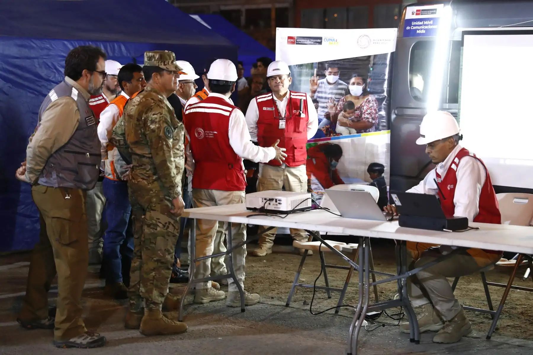 El ministro de Defensa, Jorge Luis Chávez, supervisó el Tercer Simulacro Nacional Multipeligro realizado en el Rímac, junto con el jefe del Indeci, Carlos Yáñez, y el alcalde el Rímac, Néstor de la Rosa. Foto: ANDINA/Daniel Bracamonte