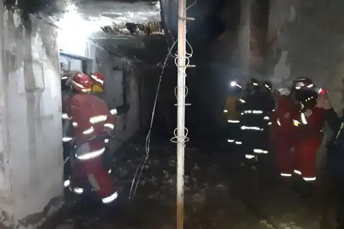 El incendio urbano en Calca se registró anoche por causas que aún son materia de investigación. Foto: ANDINA/Difusión
