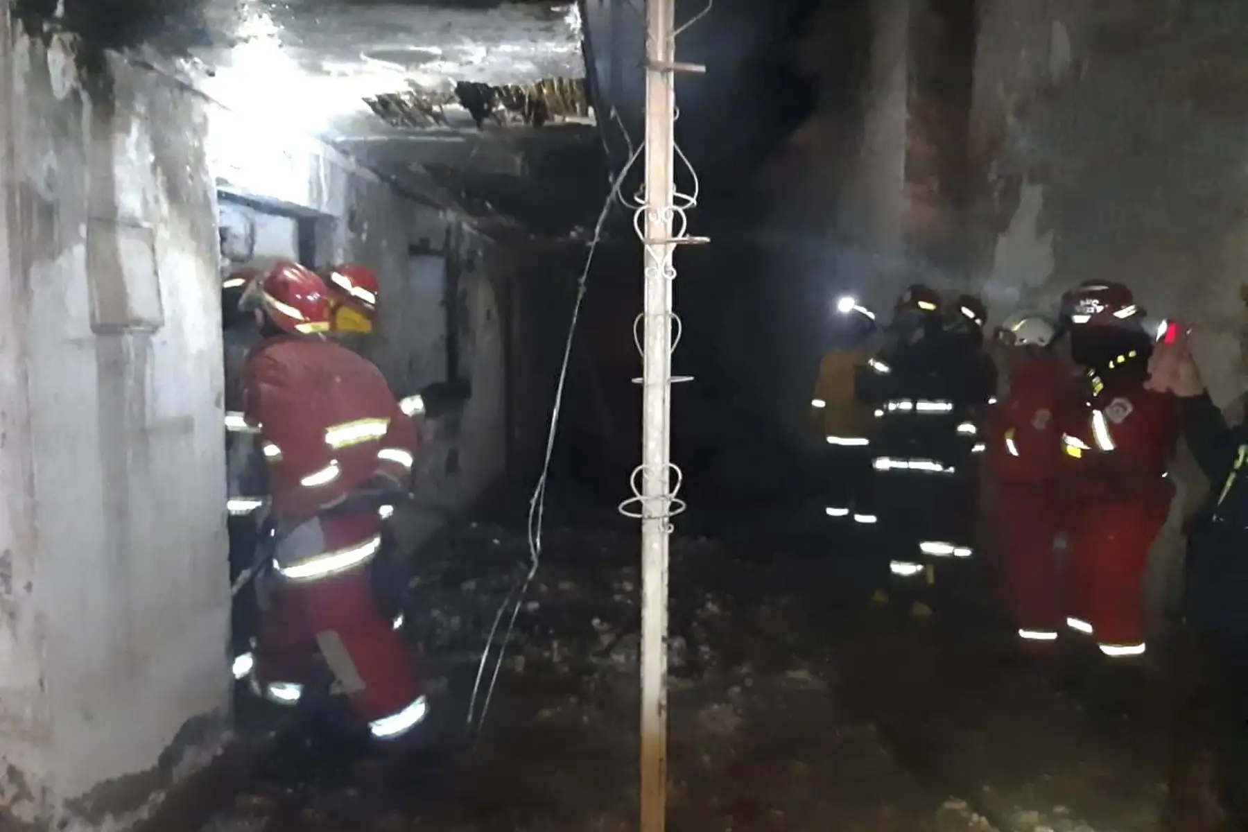El incendio urbano en Calca se registró anoche por causas que aún son materia de investigación. Foto: ANDINA/Difusión