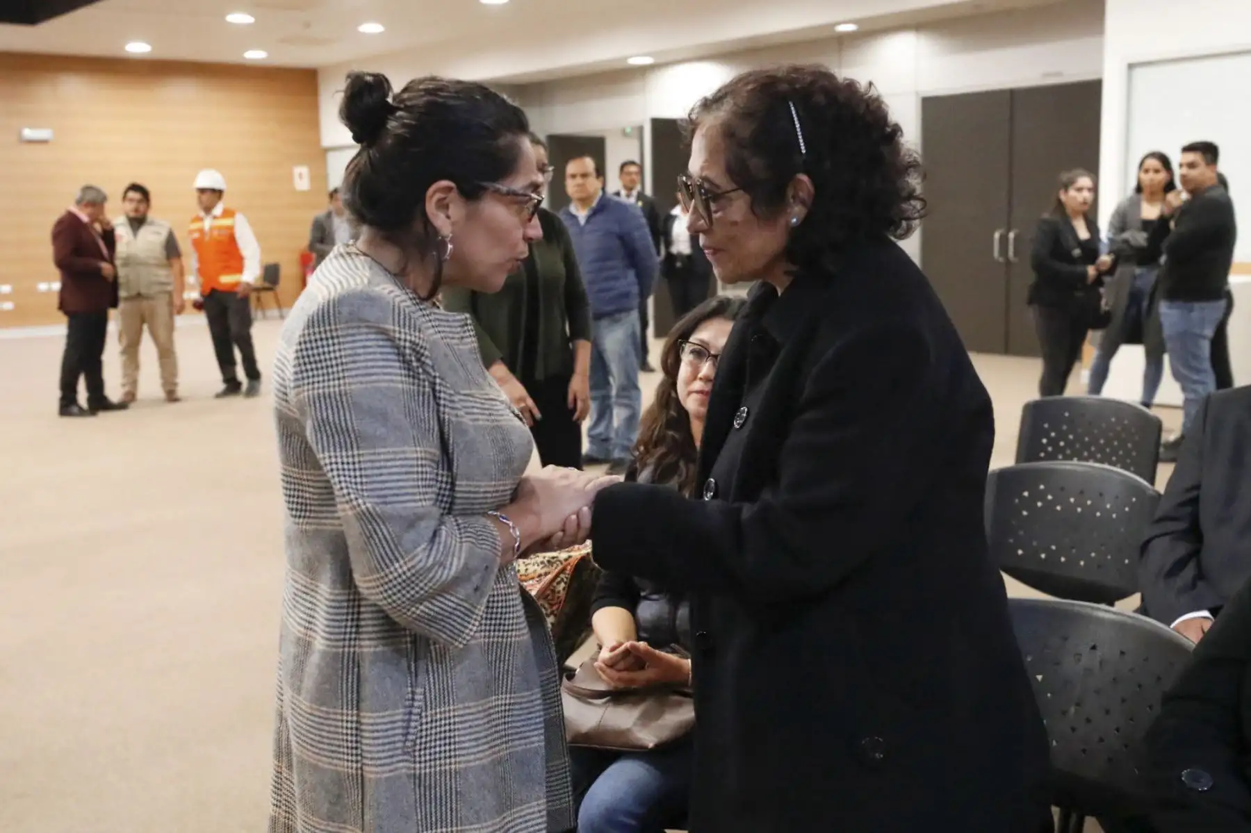 La ministra de Cultura, Leslie Urteaga, asistió esta noche al velorio del recordado cantante, Iván Cruz, considerado el 