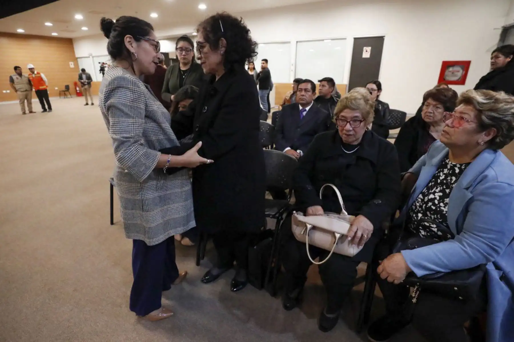 La ministra de Cultura, Leslie Urteaga, asistió esta noche al velorio del recordado cantante, Iván Cruz, considerado el 