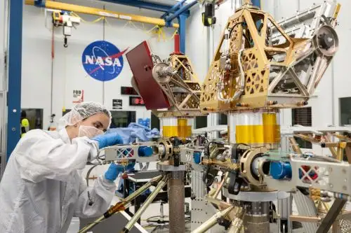 “Estamos muy entusiasmados con que la gente vea cómo se se va montando el hardware del rover VIPER”, dijo Daniel Andrews, gerente de proyectos de la misión VIPER en el centro Ames de la NASA. “Toda nuestra planificación y nuestras ideas se están dedicando a la construcción de este rover lunar, el primero en su tipo”. Foto: Difusión