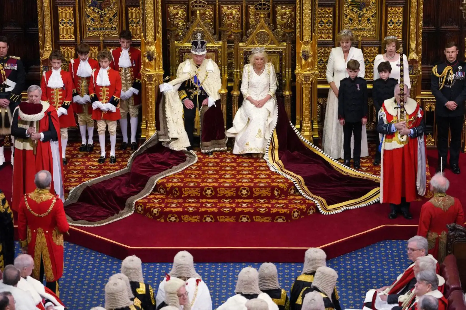 El rey Carlos III de Gran Bretaña, con la corona estatal imperial y la túnica de Estado, y la reina Camilla de Gran Bretaña, con la diadema estatal de Jorge IV, se sientan en el Trono del Soberano en la cámara de la Cámara de los Lores, durante la apertura estatal del Parlamento, en las Casas del Parlamento, en Londres. Foto: AFP