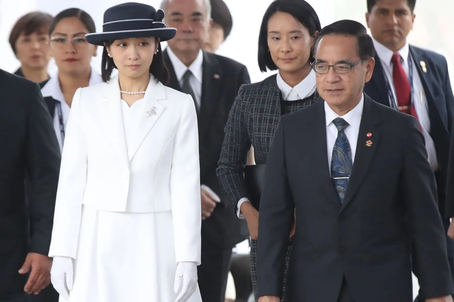 La princesa Kako de Japón y Juan Carlos Nakasone Oshiro, presidente de la Asociación Peruano Japonesa, participan en una ceremonia de ofrenda floral ante el Monumento Conmemorativo del Centenario de la Inmigración Japonesa al Perú. Foto: EFE