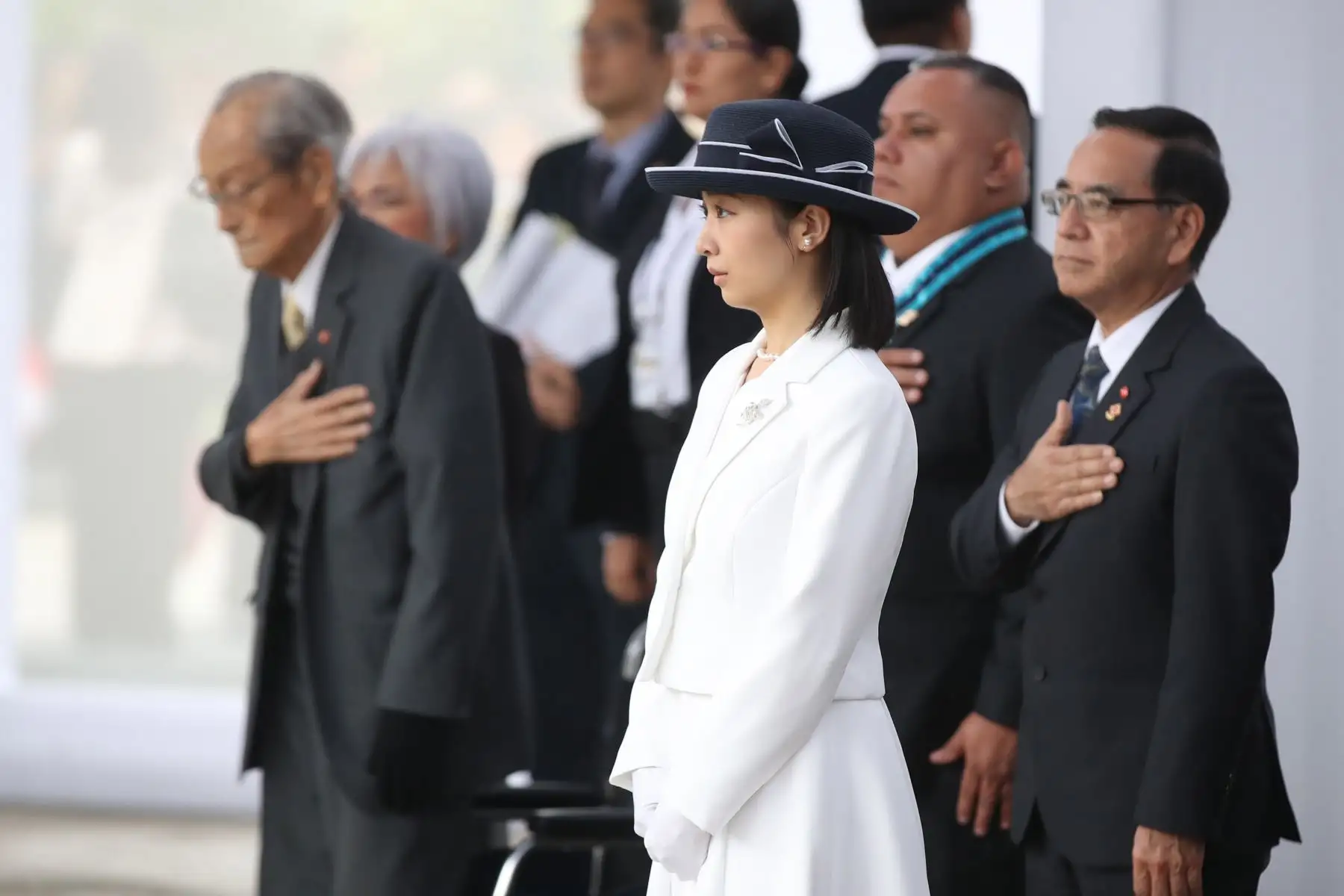 La princesa Kako de Japón, participa en una ceremonia de ofrenda floral ante el Monumento Conmemorativo del Centenario de la Inmigración Japonesa al Perú. Foto: EFE