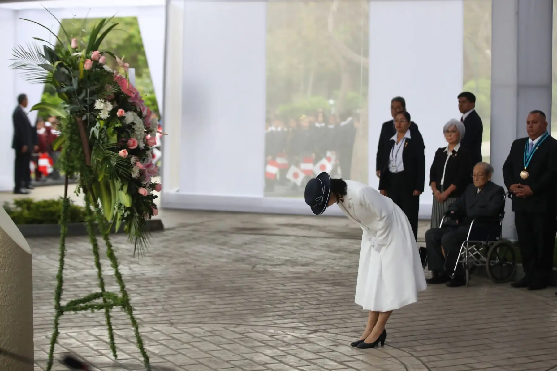 La princesa Kako de Japón, participa en una ceremonia de ofrenda floral ante el Monumento Conmemorativo del Centenario de la Inmigración Japonesa al Perú. Foto: EFE