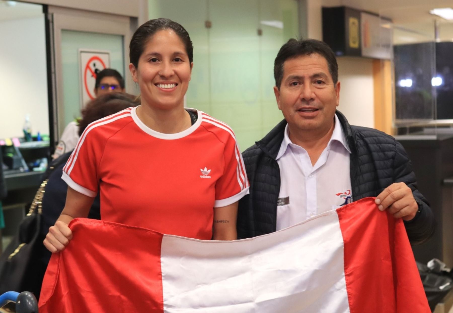 El presidente del IPD, Guido Flores Marchan, posa junto a la medallista de plata en los Juegos Panamericanos Santiago 2023, Alexandra Grande