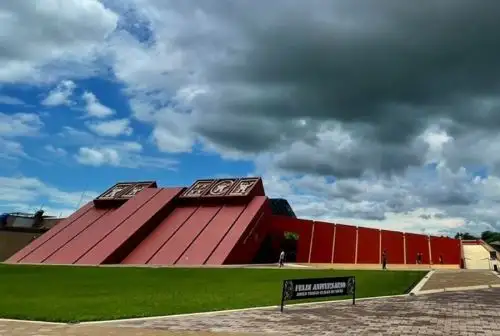 El diseño arquitectónico del museo Tumbas Reales de Sipán fue concebido y desarrollado por el notable arquitecto peruano Celso Prado Pastor y está inspirado en las pirámides truncas de la cultura mochica, como las huacas El Sol y la Luna. Su construcción empezó en 1995 con el apoyo financiero del Fondo Contravalor Suiza-Perú y fue inaugurado el 8 de noviembre de 2002. Foto: Facebook/Museo Tumbas Reales de Sipán.