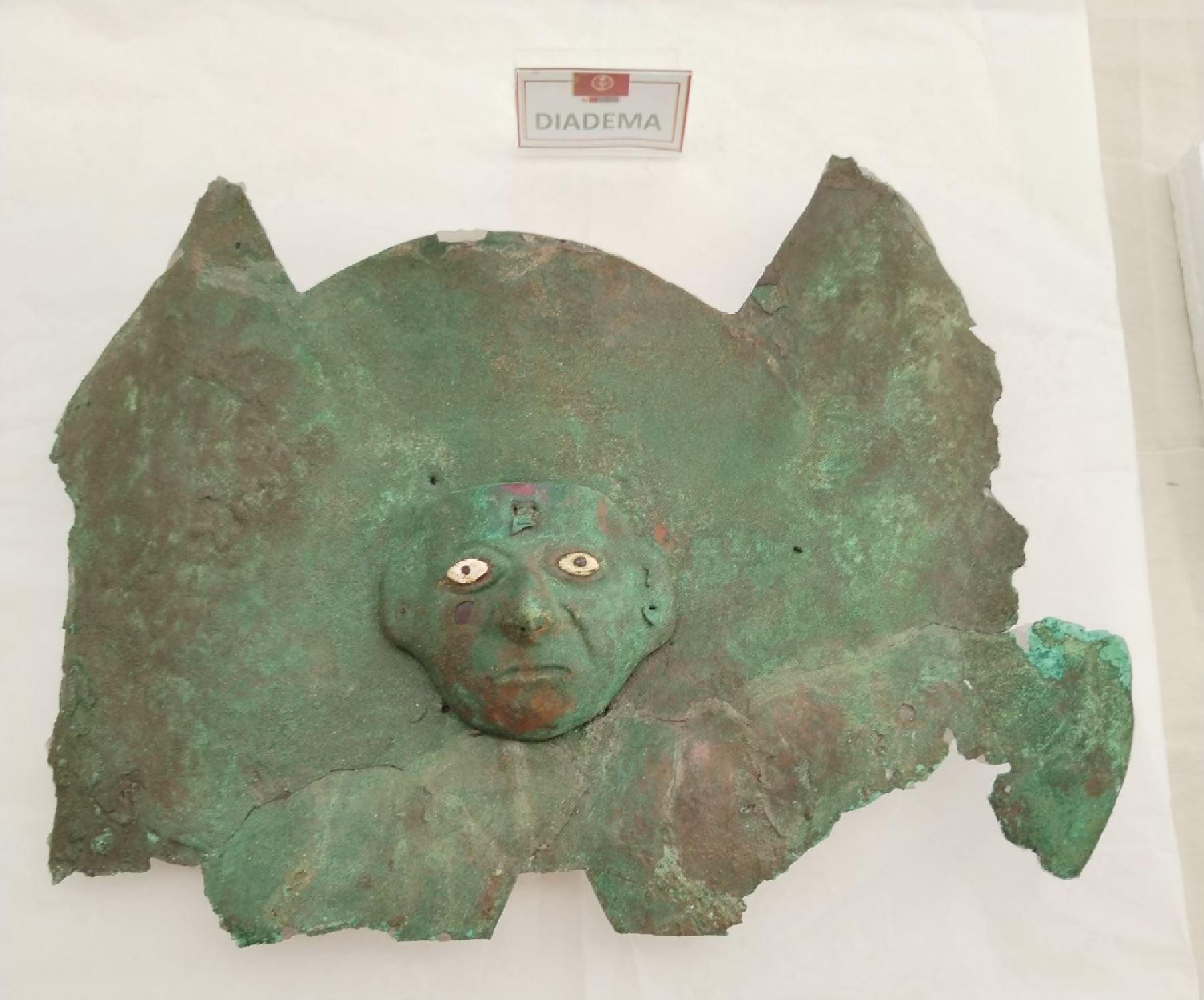 Máscaras, estandartes, diademas, coronas y otros ornamentos conforman la colección de 109 piezas arqueológicas de las tumbas de élite Mochica halladas en el complejo arqueológico Huaca El Pueblo de Úcupe, que fueron presentadas hoy en Lambayeque. ANDINA/Difusión