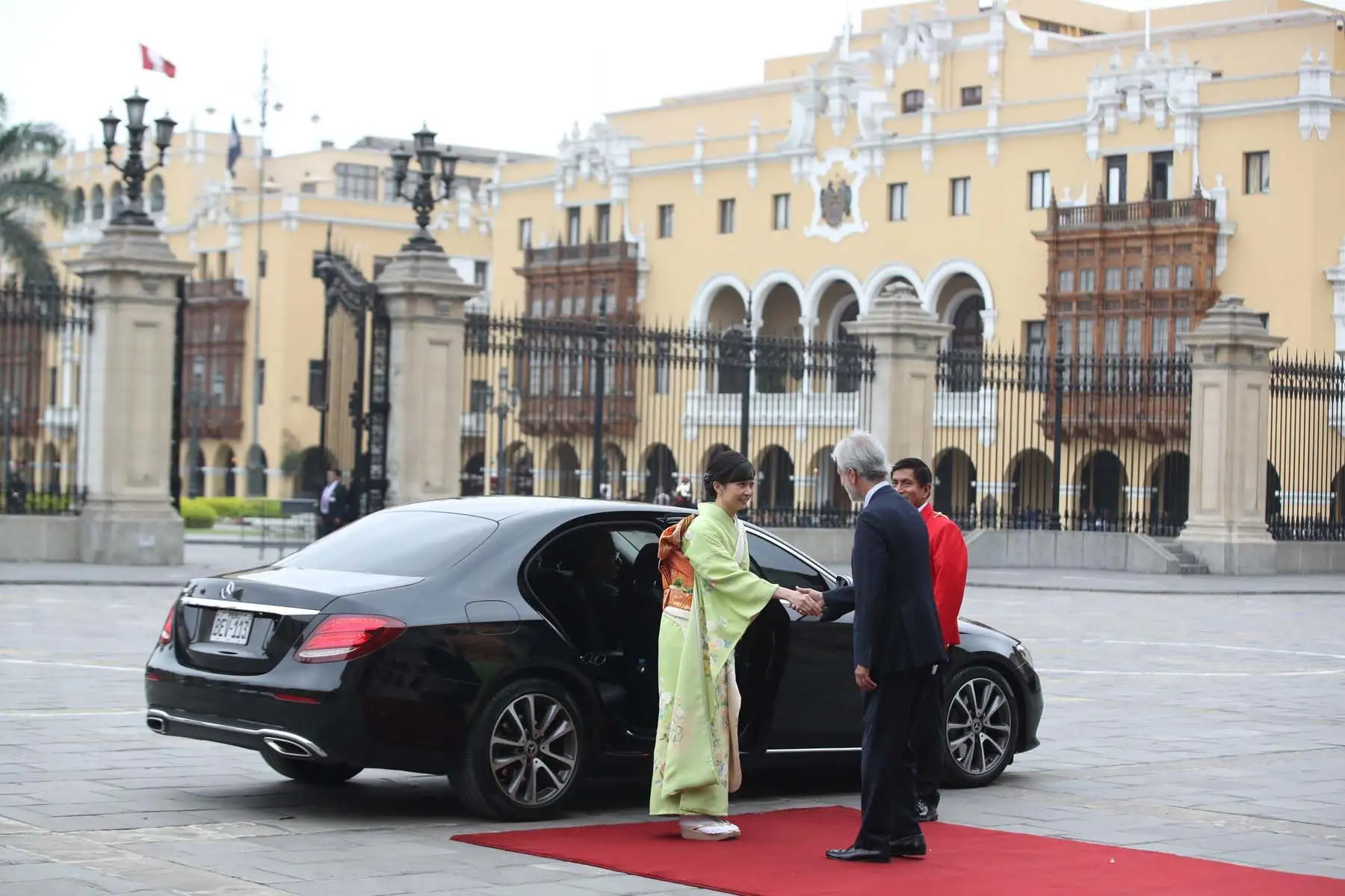 La princesa Kako de Japón llega para reunirse con la presidenta Dina Boluarte hoy, en el Palacio de Gobierno, en Lima. Foto: EFE
