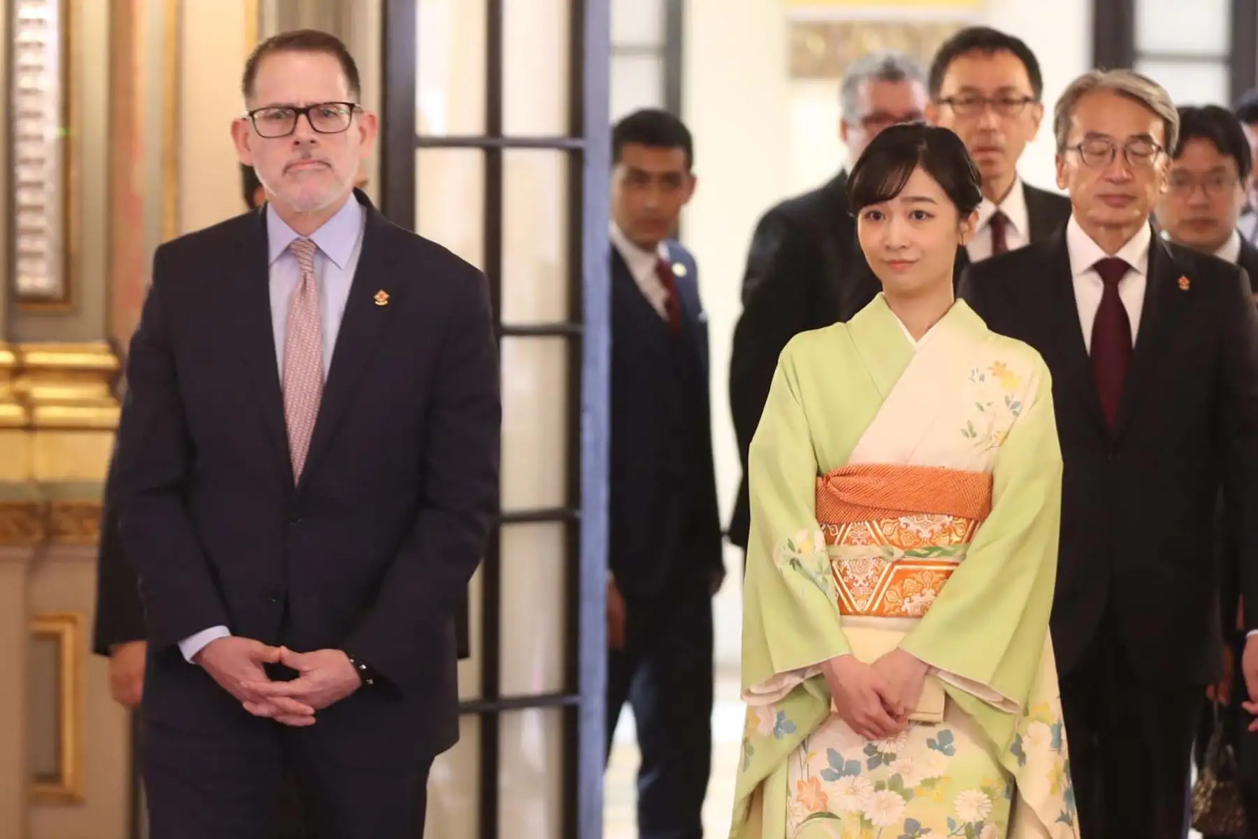 La princesa Kako de Japón llega para reunirse con la presidenta Dina Boluarte hoy, en el Palacio de Gobierno, en Lima. Foto: EFE