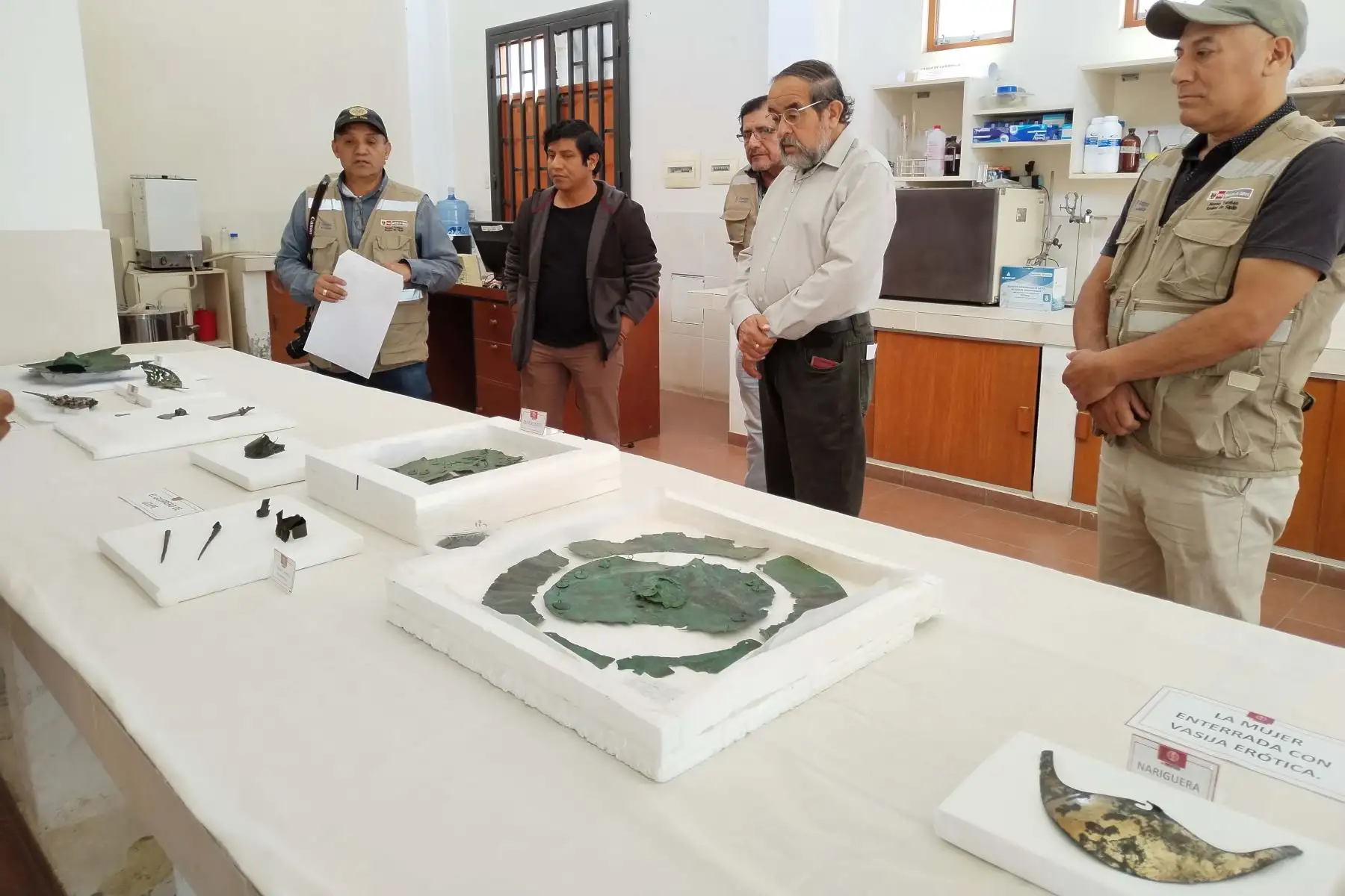 En conferencia de prensa el arqueólogo Walter Alva presentó las piezas arqueológicas, luego de un minucioso trabajo de conservación realizado por un equipo de expertos del Laboratorio de museo. Foto: ANDINA