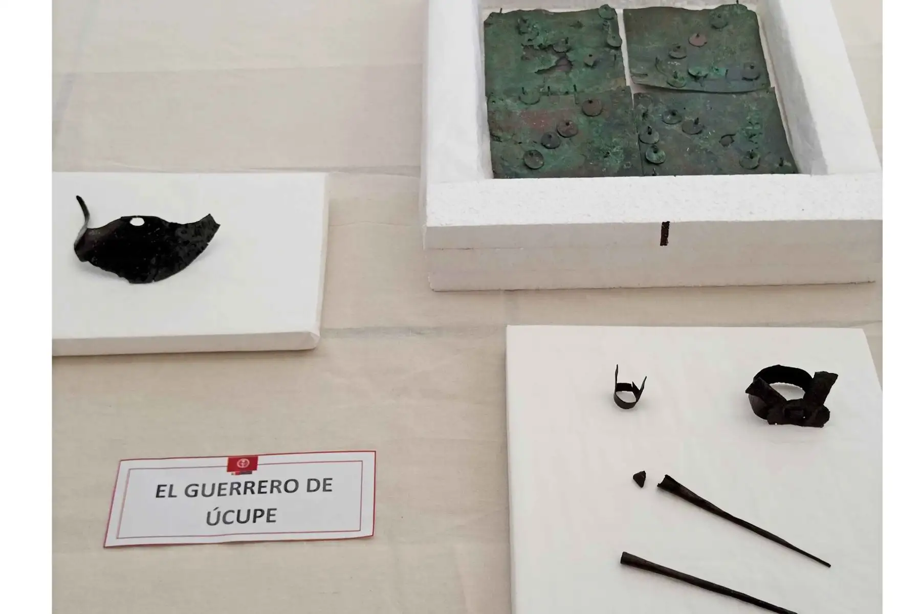 Estos objetos fueron descubiertos en el 2019 por el reconocido arqueólogo Walter Alva en Huaca El Pueblo de Úcupe, donde se documentaron tres tumbas de élite. Allí fueron sepultados, un guerrero, una mujer acompañada de un niño y un niño sepultado con los objetos de un guerrero adulto. Foto: ANDINA