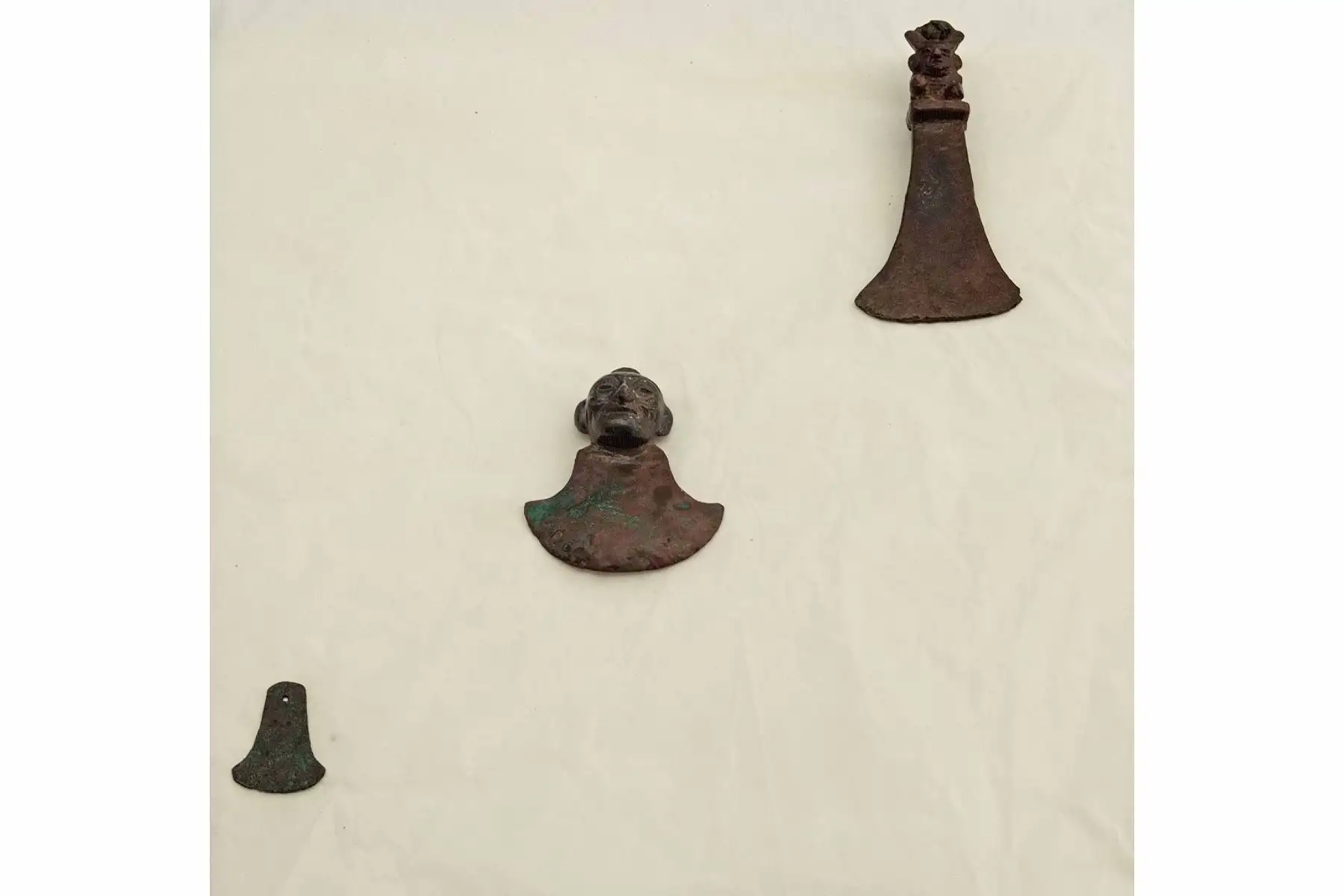 El Museo Tumbas Reales de Sipán, presentó los primeros trabajos de conservación de los objetos de metal que conforman la colección de las tumbas de élite Mochica descubiertas en el complejo arqueológico Huaca El Pueblo de Úcupe, en Chiclayo. Foto: ANDINA