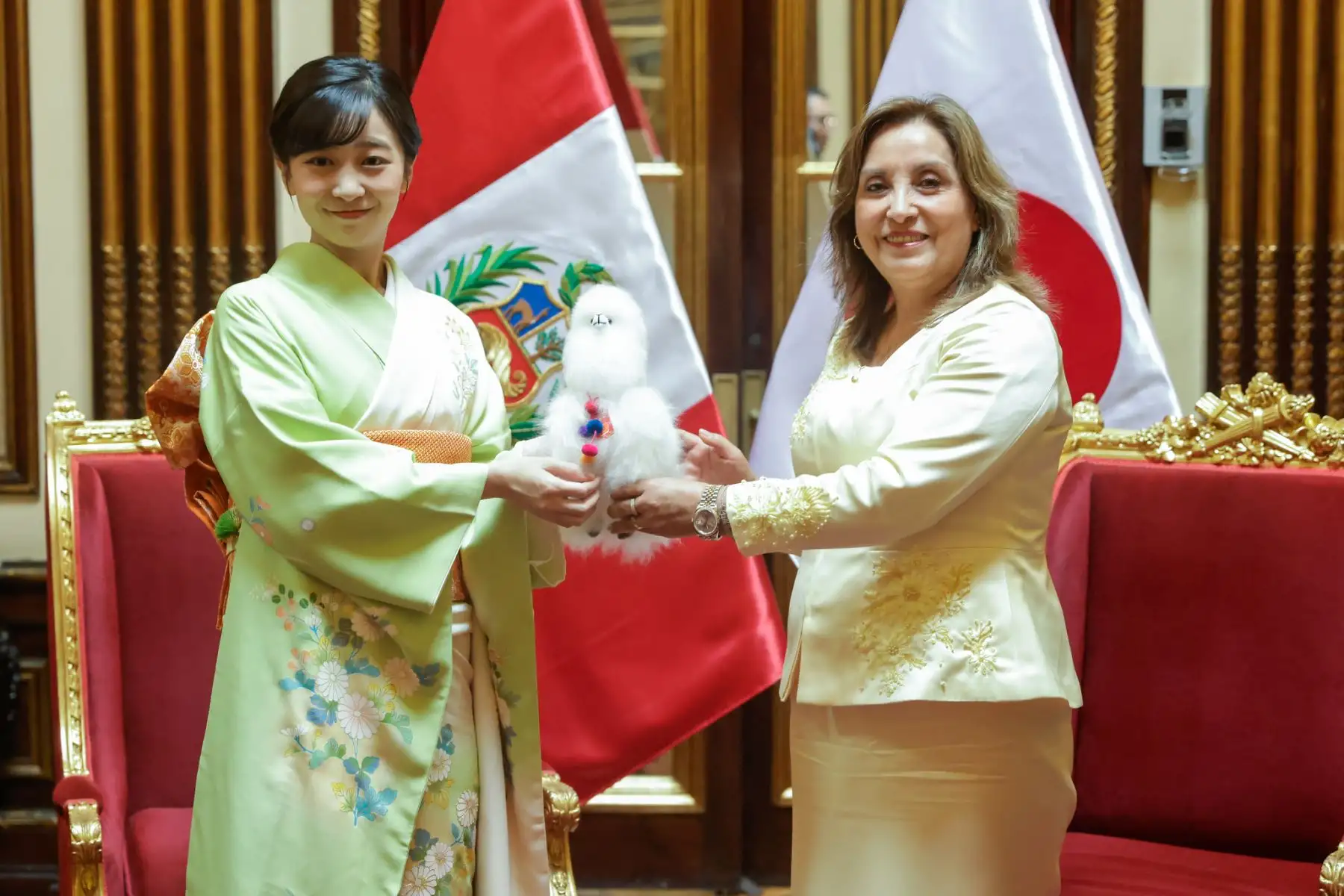 La presidenta de la República, Dina Boluarte, recibió en Palacio de Gobierno a la princesa Kako del Japón, en el marco del 150 aniversario del establecimiento de relaciones diplomáticas entre el Perú y Japón. Foto: ANDINA/Presidencia
