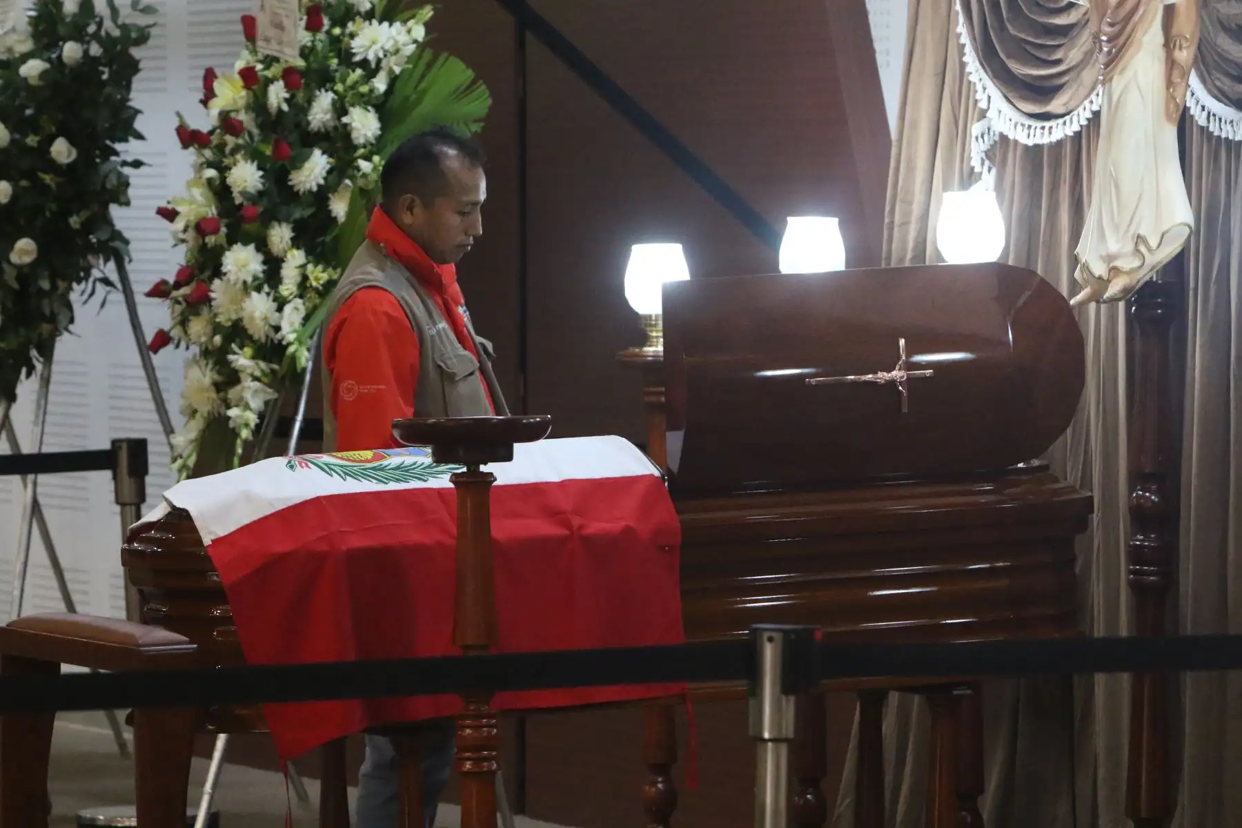 Familiares, amigos y seguidores del bolerista peruano Iván Cruz acuden a su velorio en el ministerio de Cultura en San Borja a despedirse de él y rendirle homenaje póstumo. FOTO:ANDINA/Héctor Vinces