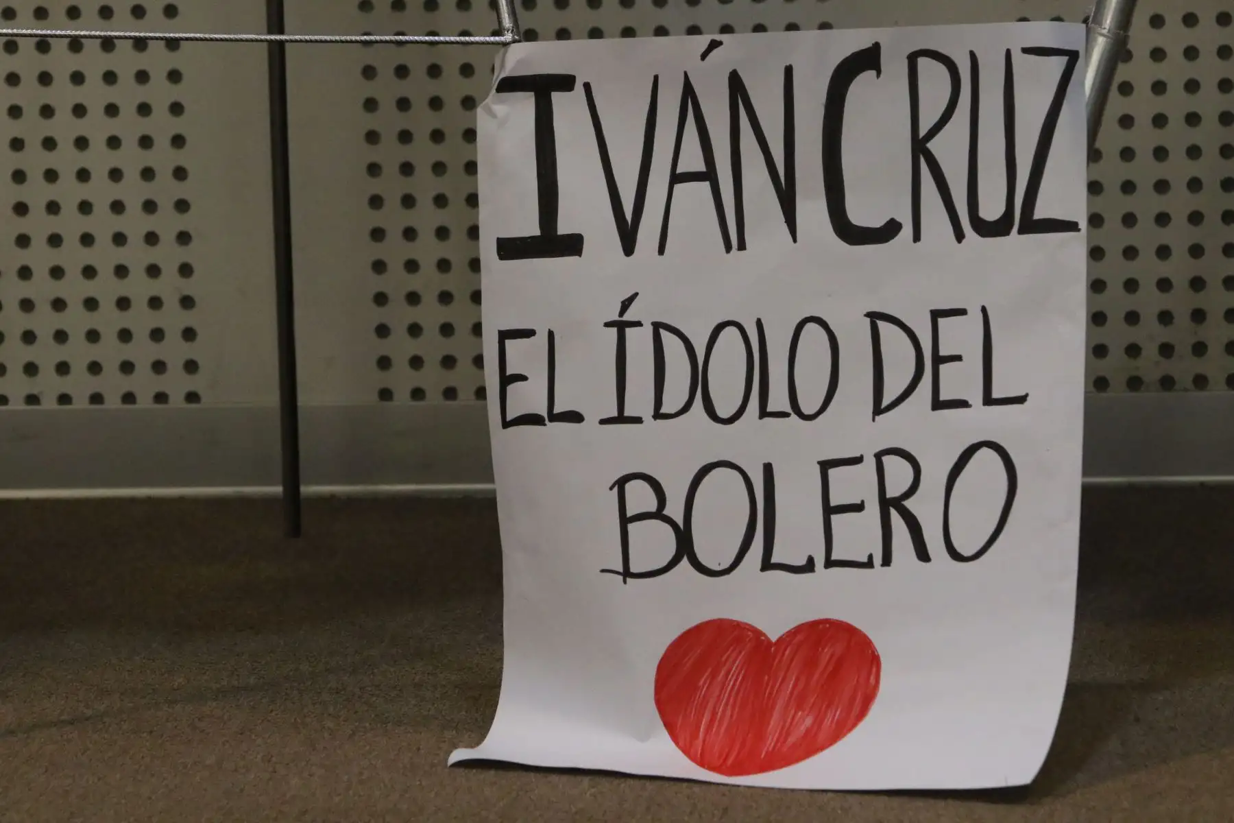 Familiares, amigos y seguidores del bolerista peruano Iván Cruz acuden a su velorio en el ministerio de Cultura en San Borja a despedirse de él y rendirle homenaje póstumo. FOTO:ANDINA/Héctor Vinces