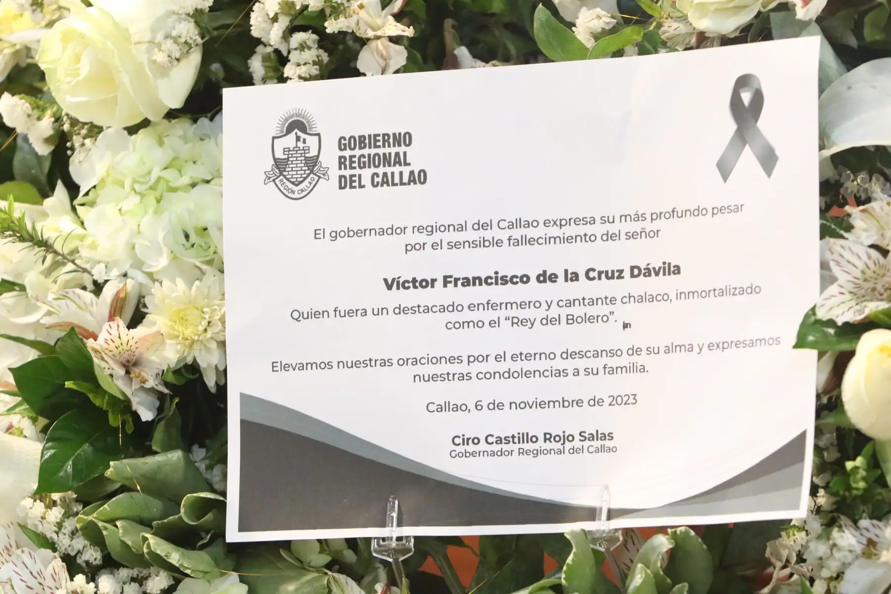 Familiares, amigos y seguidores del bolerista peruano Iván Cruz acuden a su velorio en el ministerio de Cultura en San Borja a despedirse de él y rendirle homenaje póstumo. FOTO:ANDINA/Héctor Vinces