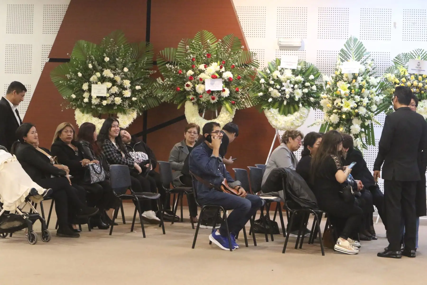 Familiares, amigos y seguidores del bolerista peruano Iván Cruz acuden a su velorio en el ministerio de Cultura en San Borja a despedirse de él y rendirle homenaje póstumo. FOTO:ANDINA/Héctor Vinces