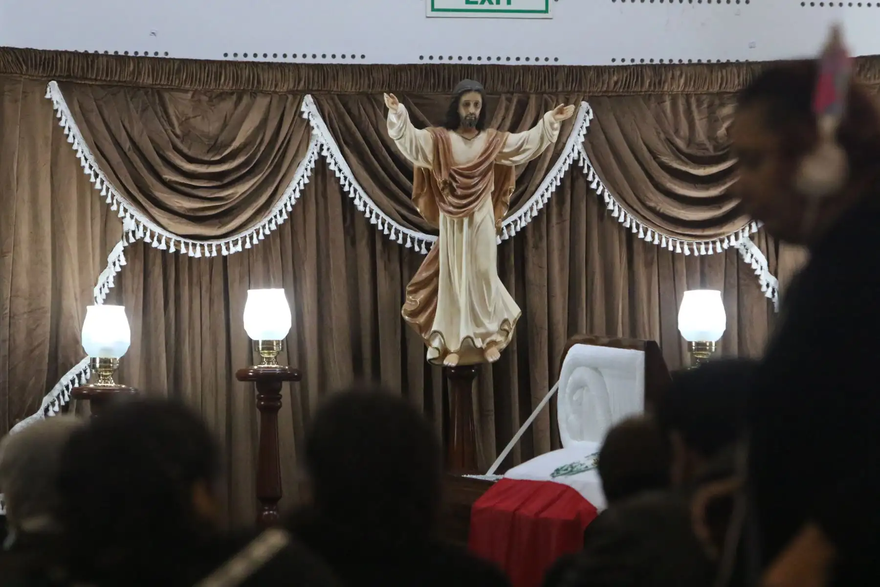 Familiares, amigos y seguidores del bolerista peruano Iván Cruz acuden a su velorio en el ministerio de Cultura en San Borja a despedirse de él y rendirle homenaje póstumo. FOTO:ANDINA/Héctor Vinces