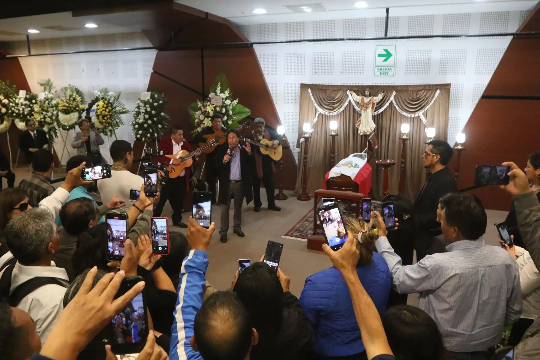 Familiares, amigos y seguidores del bolerista peruano Iván Cruz acuden a su velorio en el ministerio de Cultura en San Borja a despedirse de él y rendirle homenaje póstumo. FOTO:ANDINA/Héctor Vinces