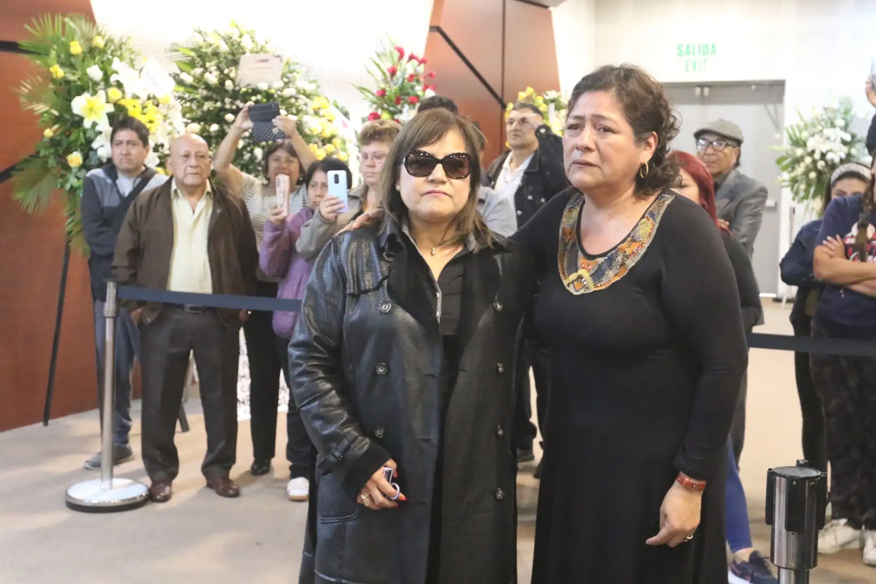 Familiares, amigos y seguidores del bolerista peruano Iván Cruz acuden a su velorio en el ministerio de Cultura en San Borja a despedirse de él y rendirle homenaje póstumo. FOTO:ANDINA/Héctor Vinces