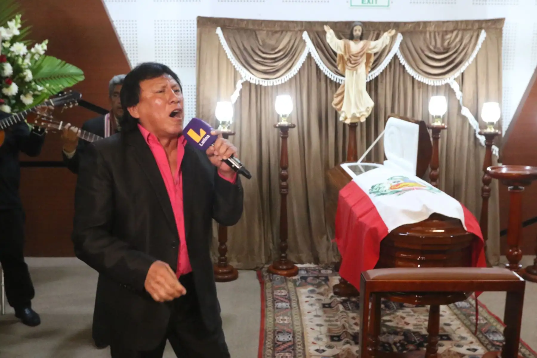 Familiares, amigos y seguidores del bolerista peruano Iván Cruz acuden a su velorio en el ministerio de Cultura en San Borja a despedirse de él y rendirle homenaje póstumo. FOTO:ANDINA/Héctor Vinces