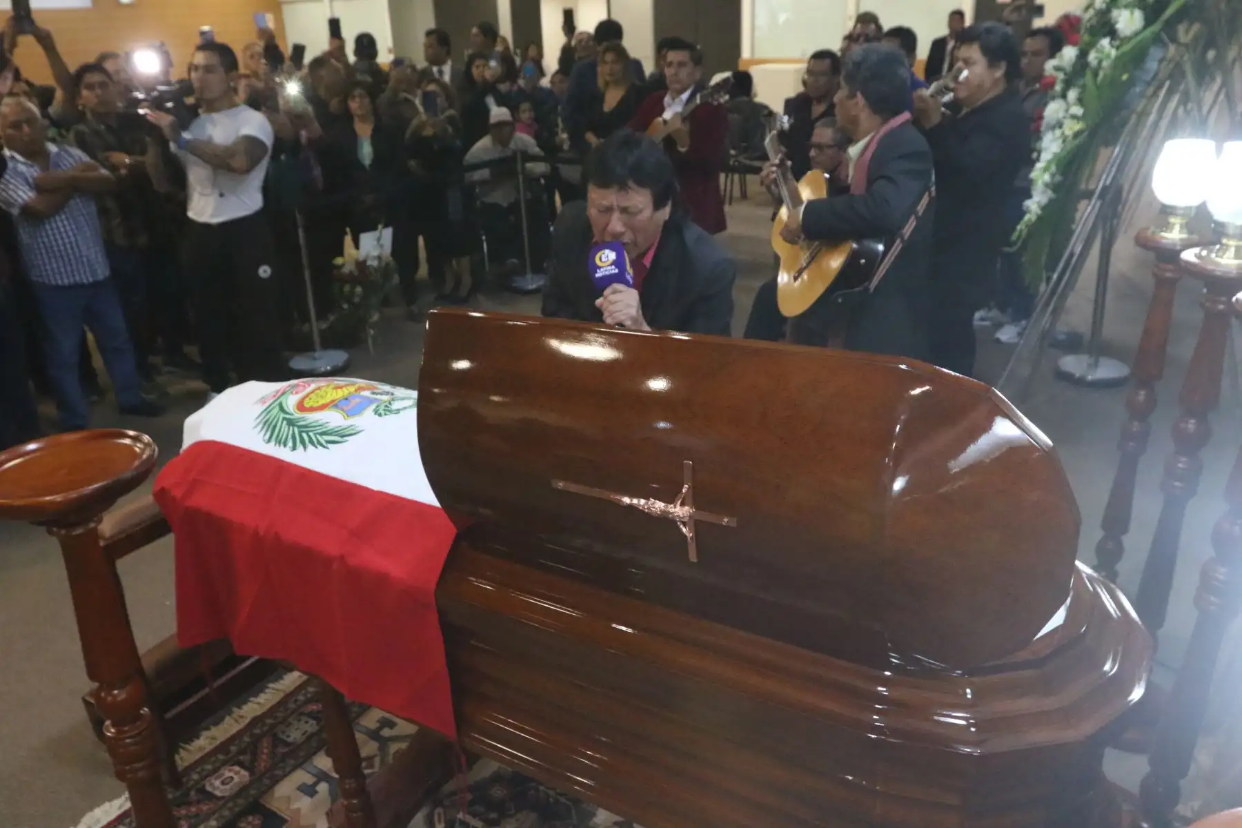 Familiares, amigos y seguidores del bolerista peruano Iván Cruz acuden a su velorio en el ministerio de Cultura en San Borja a despedirse de él y rendirle homenaje póstumo. FOTO:ANDINA/Héctor Vinces