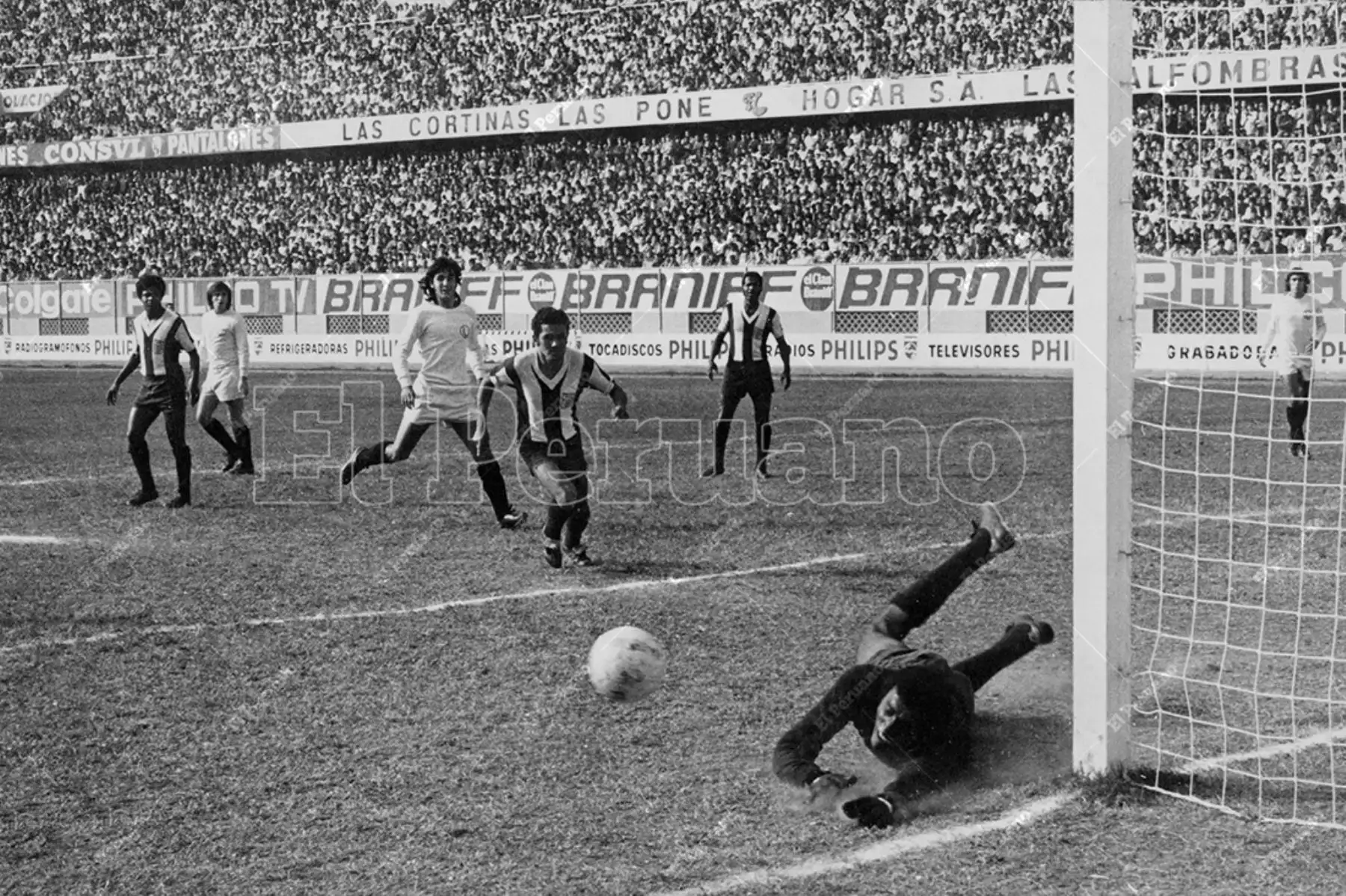 Lima - 14 julio 1974 / El arquero José Gonzales Ganoza salva su portería de otra caída. El clásico se vistió de crema. Universitario venció 2-0 a Alianza Lima en el Estadio Nacional. Foto: Archivo Histórico de El Peruano