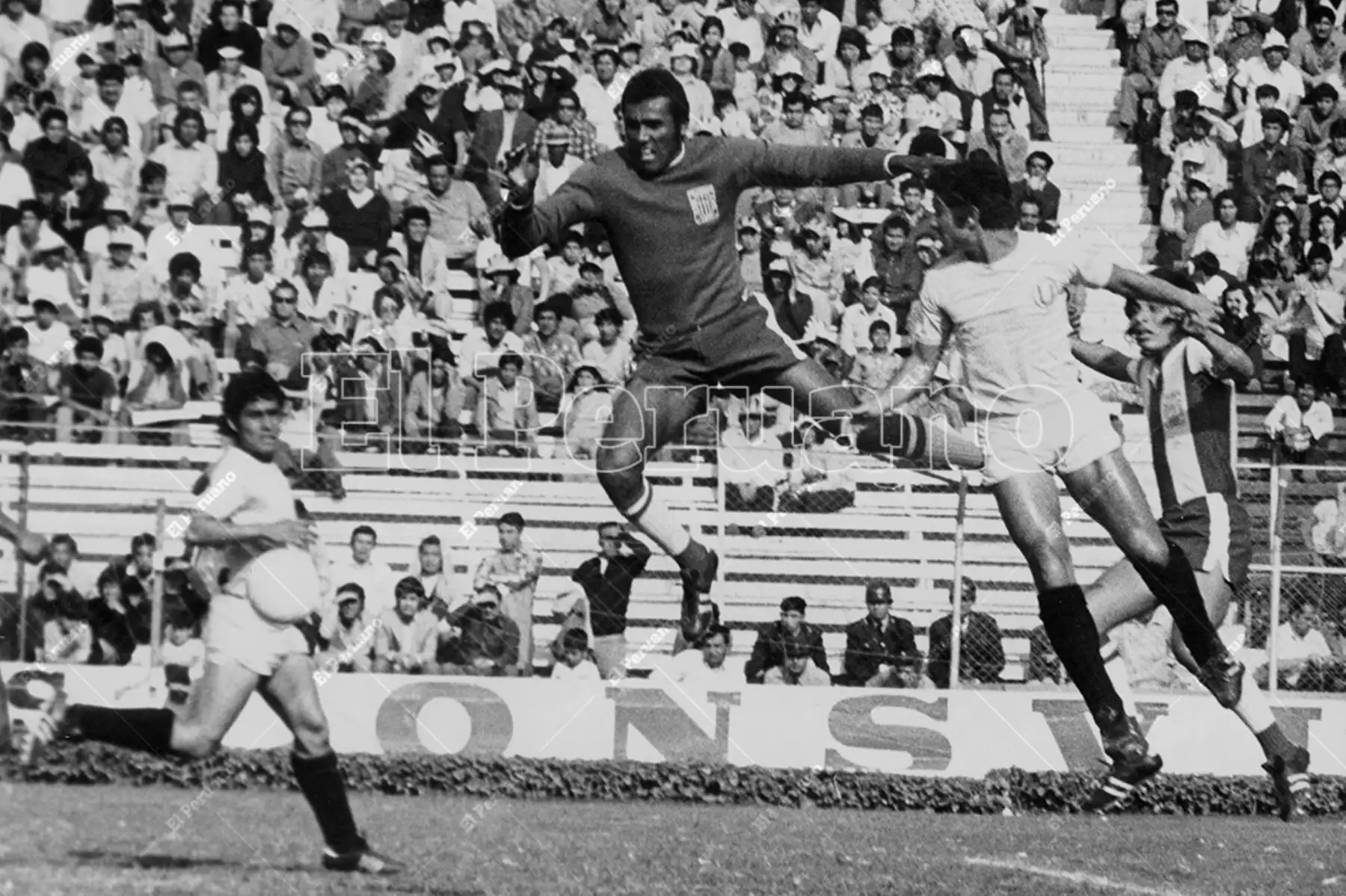 Lima - 9 octubre 1975 / Fallida salida del portero Gonzales Ganoza ante la arremetida de Juan Carlos Oblitas. Alianza Lima derrotó 2-1 a Universitario y se mantiene como único líder del torneo. Foto: Archivo Histórico de El Peruano / Virgilio Molero
