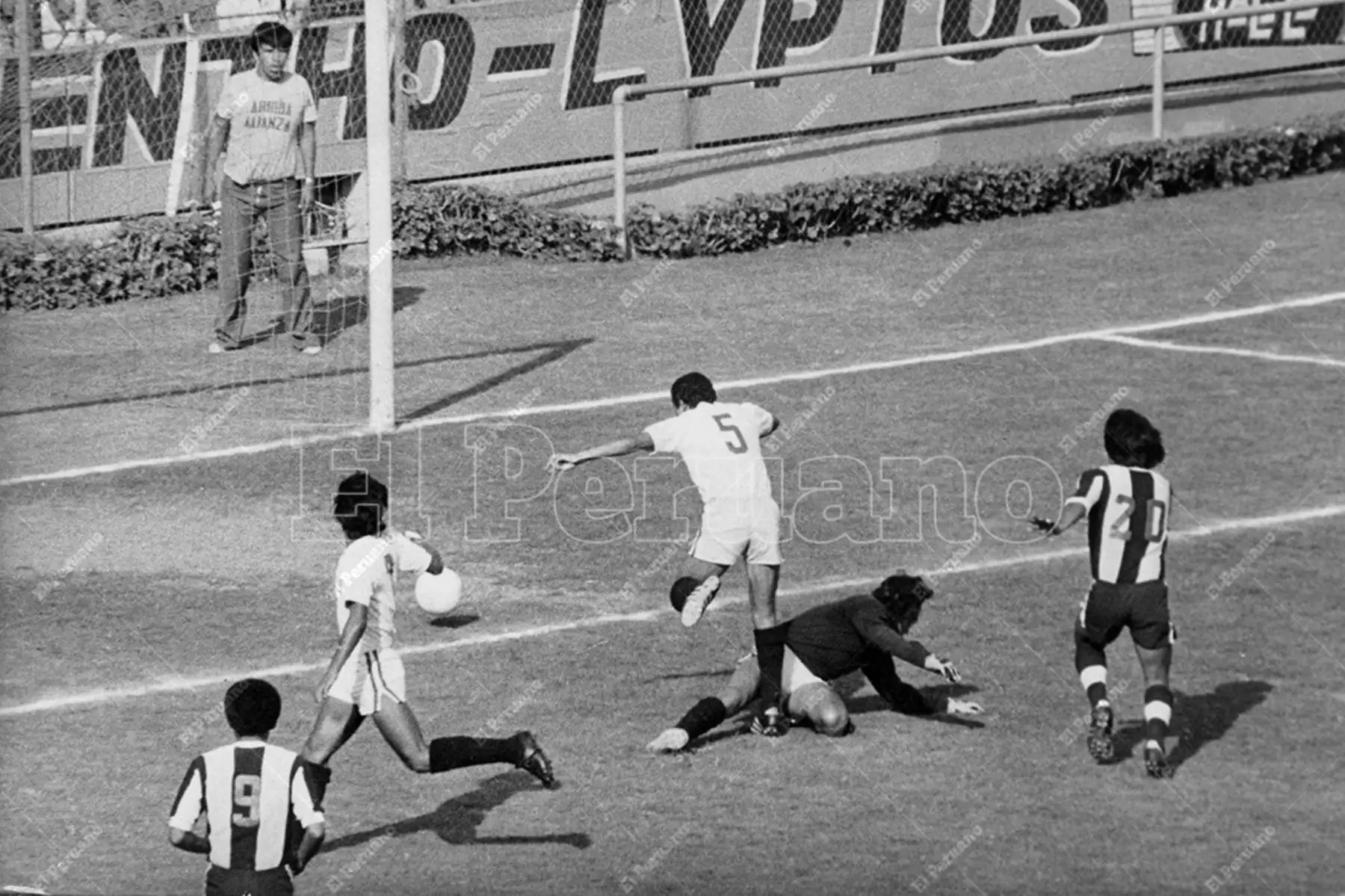 Lima - 30 diciembre 1977 / Lizandro Navarro, presionado por Hugo Sotil, anota un autogol en el clásico que Alianza Lima ganó por 6-1 a Universitario de Deportes. Foto: Archivo Histórico de El Peruano / Américo Alburquerque