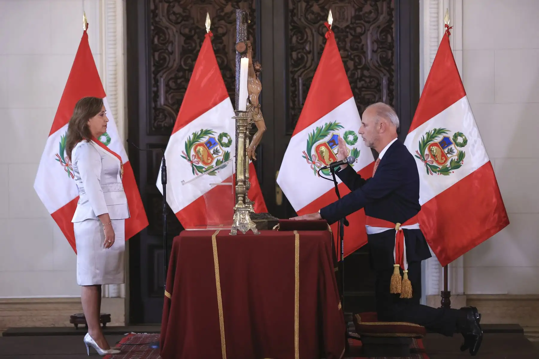 La presidenta de la república, Dina Boluarte, tomó juramento al internacionalista y politólogo Javier González-Olaechea Franco como nuevo ministro de Relaciones Exteriores, en ceremonia realizada en Palacio de Gobierno.
Foto: ANDINA/Presidencia Perú