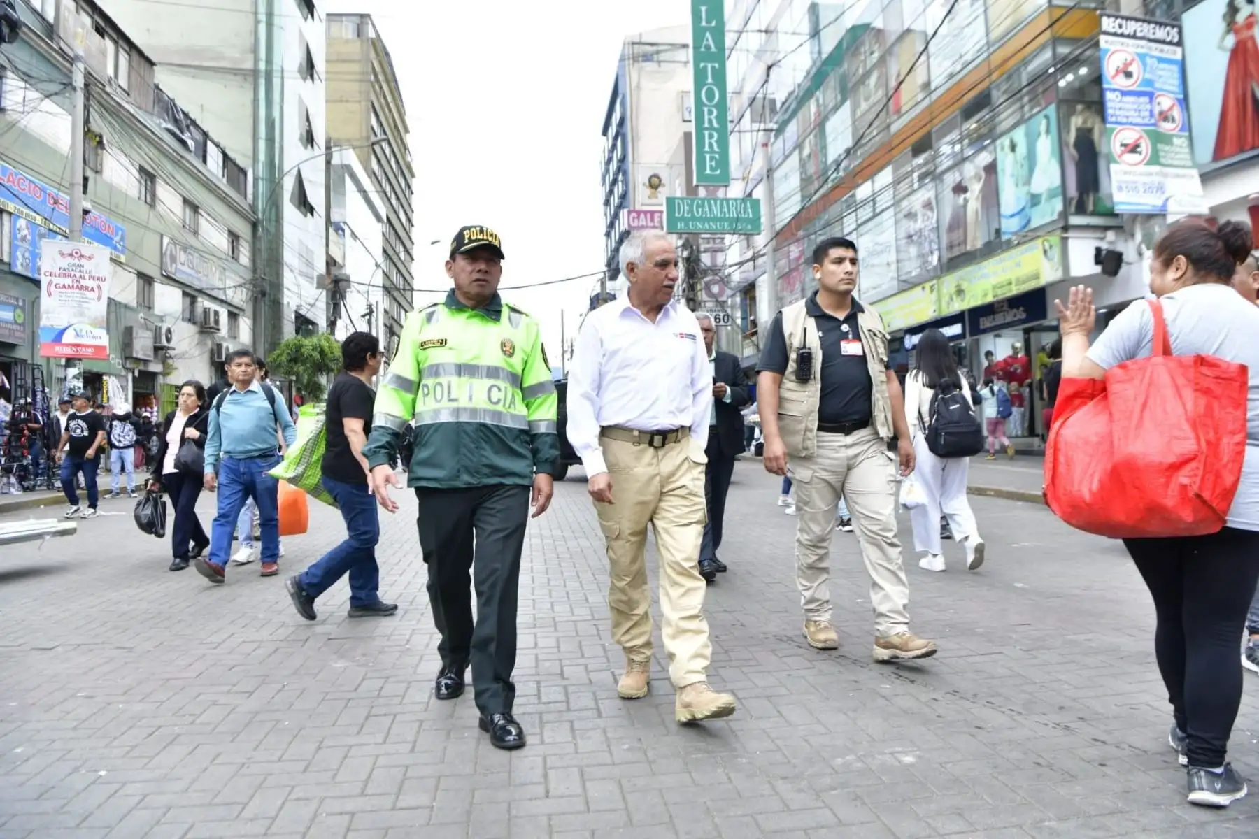 El viceministro de Orden Interno del Ministerio del Interior, Miguel Núñez, supervisó las acciones policiales desplegadas en el emporio comercial de Gamarra y en zonas aledañas, y se reunió con representantes de gremios empresariales. Foto: ANDINA/Mininter
