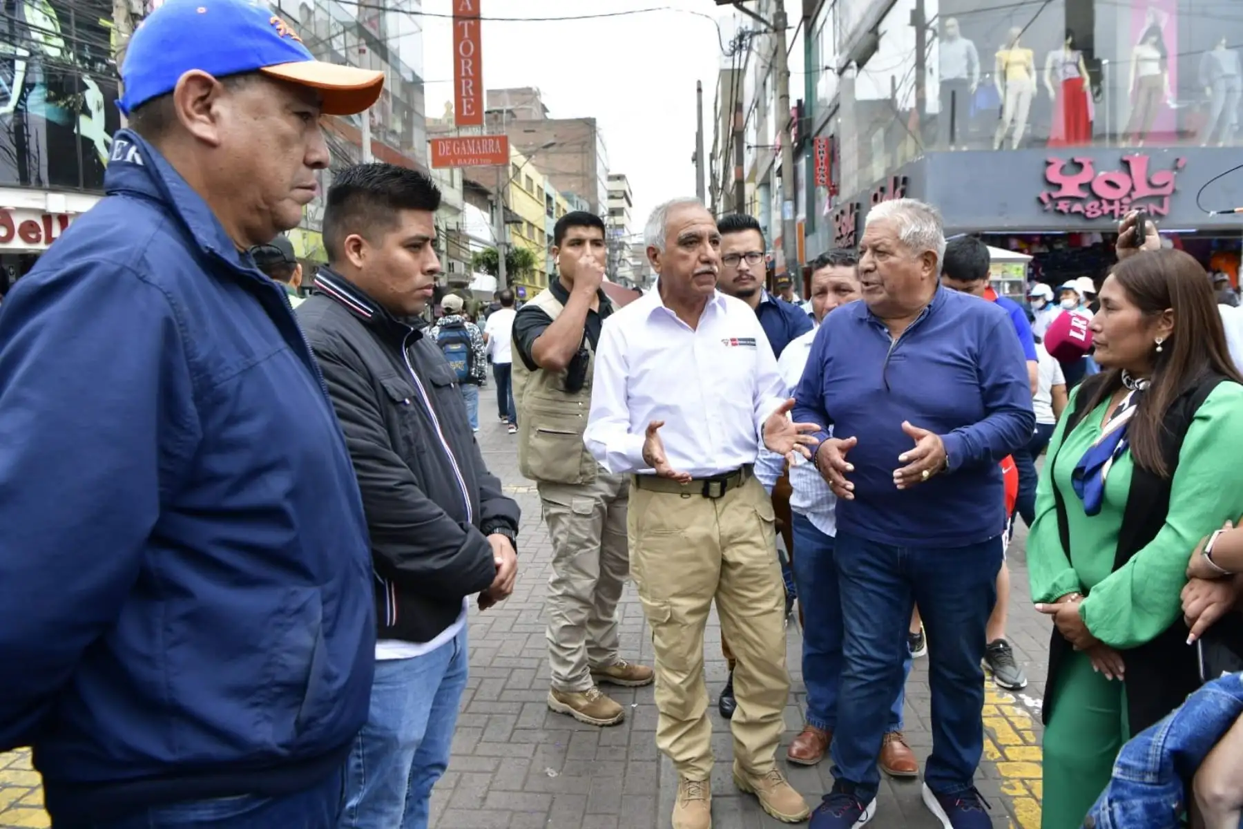 El viceministro de Orden Interno del Ministerio del Interior, Miguel Núñez, supervisó las acciones policiales desplegadas en el emporio comercial de Gamarra y en zonas aledañas, y se reunió con representantes de gremios empresariales. Foto: ANDINA/Mininter